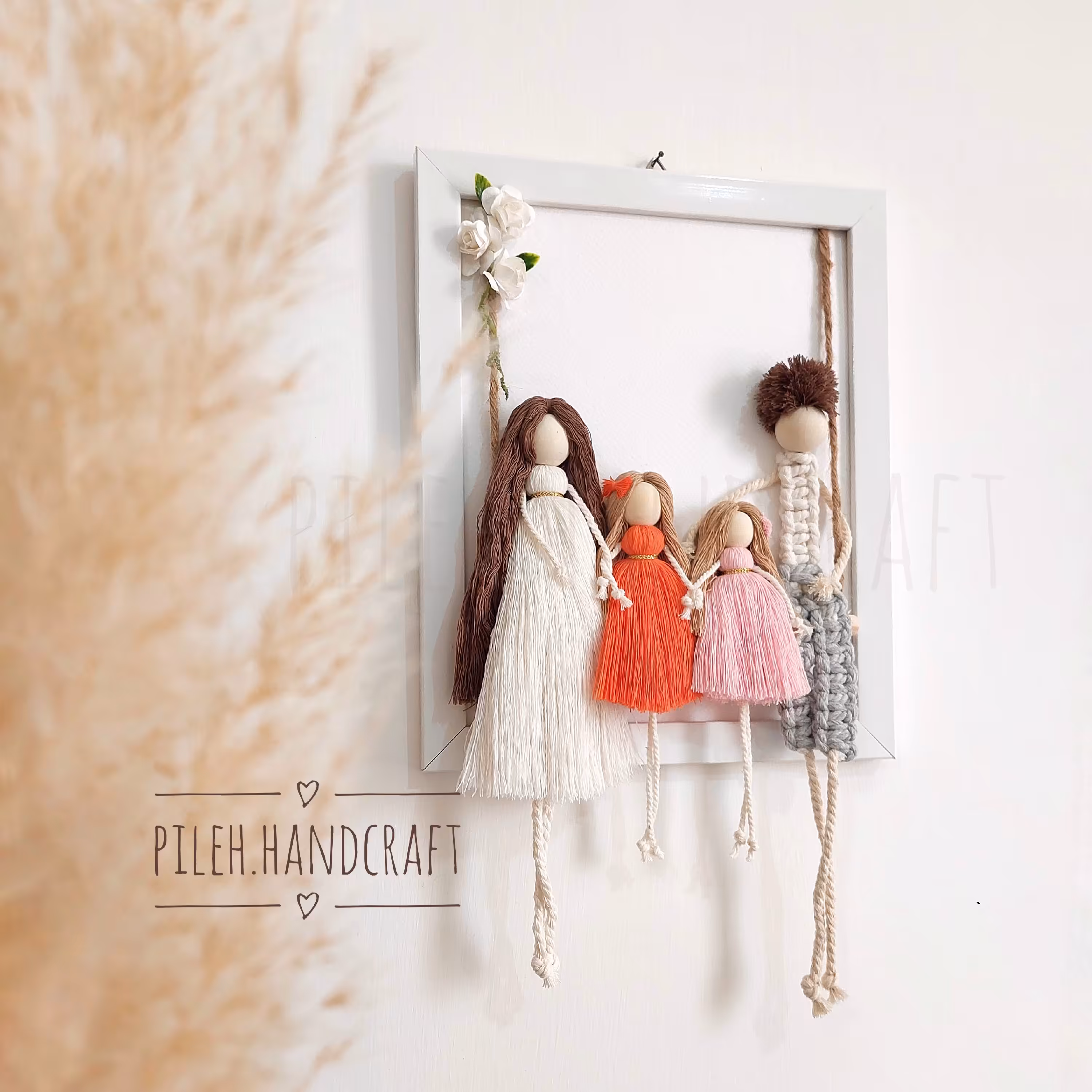 عروسک-قاب عروسکی-عروسک مکرومه- قاب خانواده-عروسک رنگی مکرومه-هدیه خاص-قاب مکرومه ای خانواده