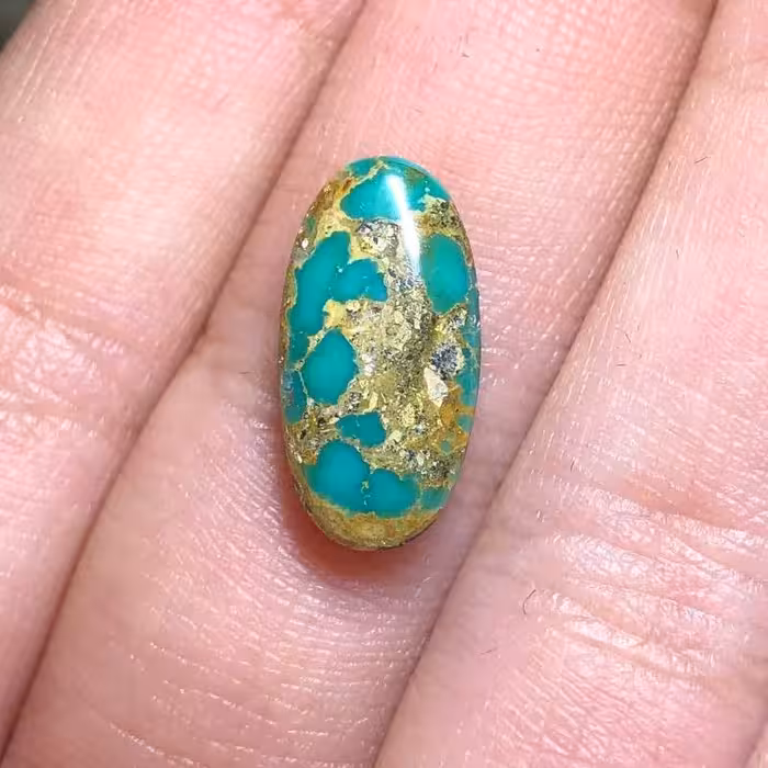 نگین فیروزه نیشابوری کاملا طبیعی بسیار خاص  و خوش رنگ و طرح تراش بیضی دامله 
کد246