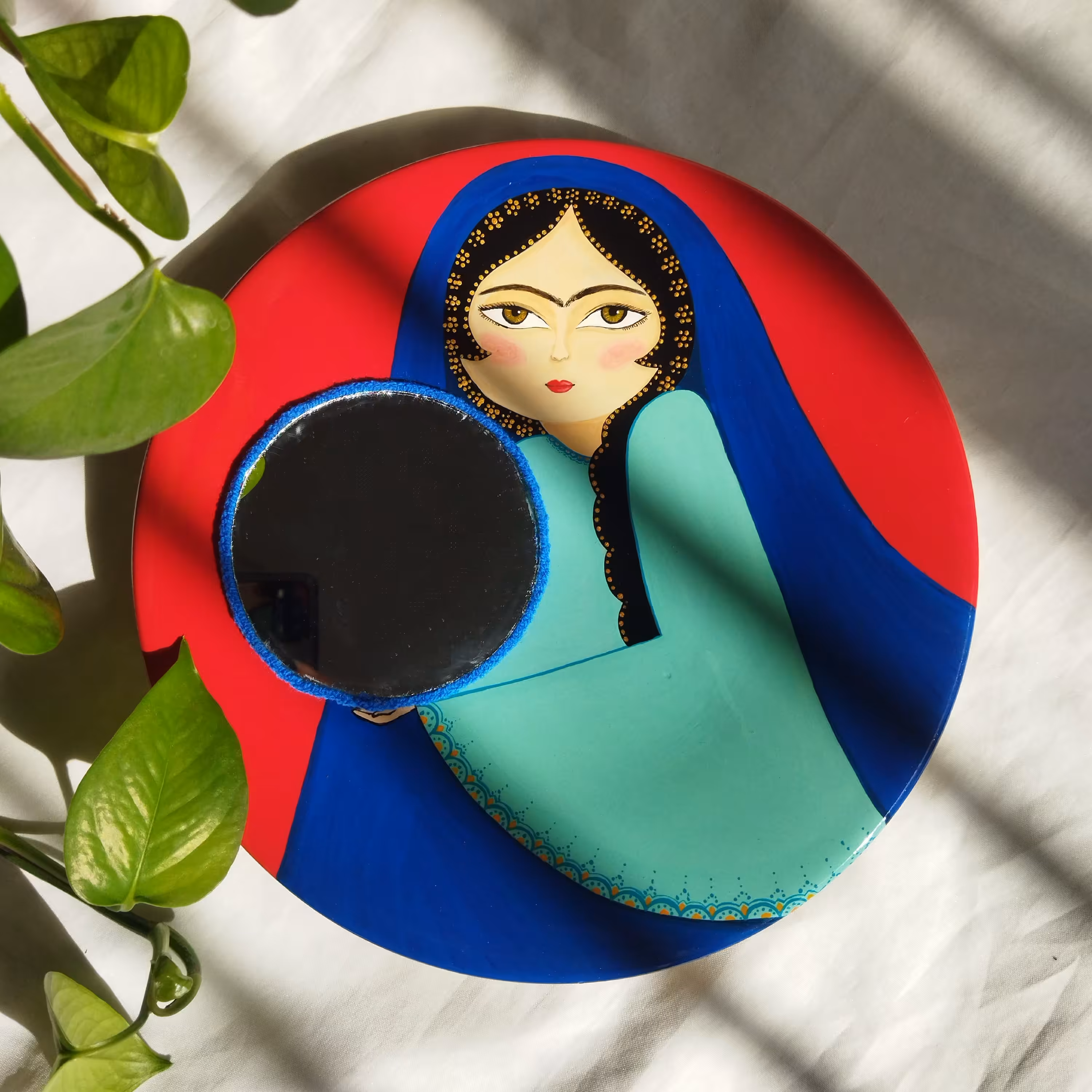 دیوارکوب ست خاتون   همراه آینه  نقاشی شده با رنگ اکرولیک  روی دیوارکوب سفالی 