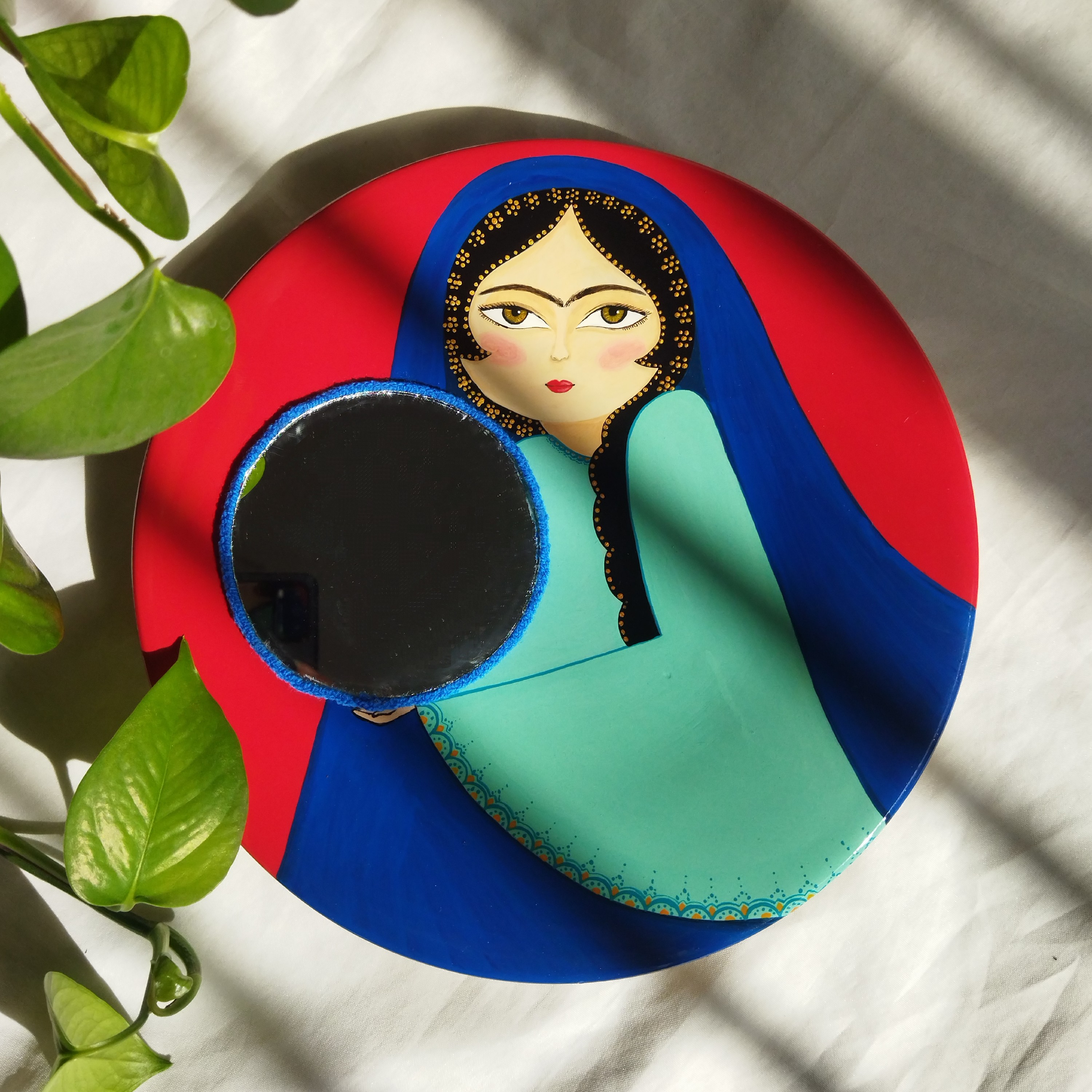 دیوارکوب ست خاتون همراه آینه نقاشی شده با رنگ اکرولیک روی دیوارکوب سفالی