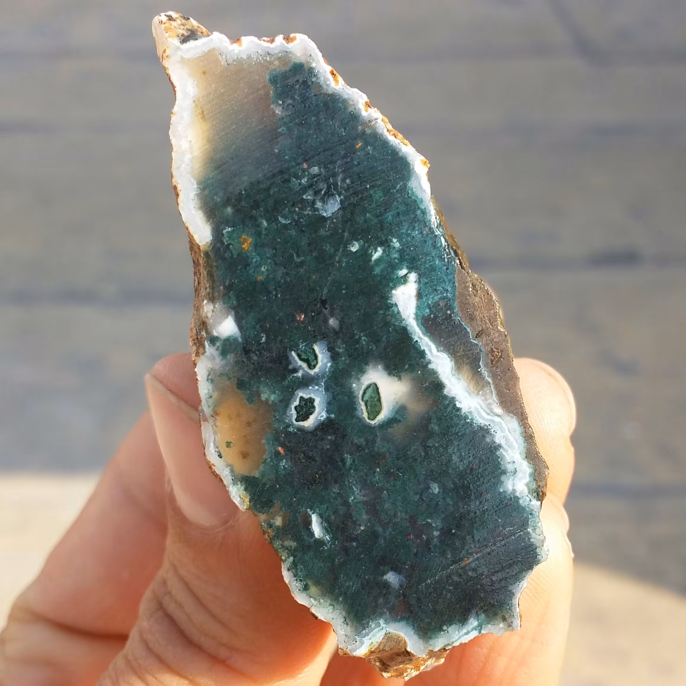 اسلایس سنگ راف عقیق منظره سبز حاشیه عسلی بسیار دیدنی شاهکار خلقت کاملا طبیعی
با قابلیت ساخت چند نگین محشر
کد 8858