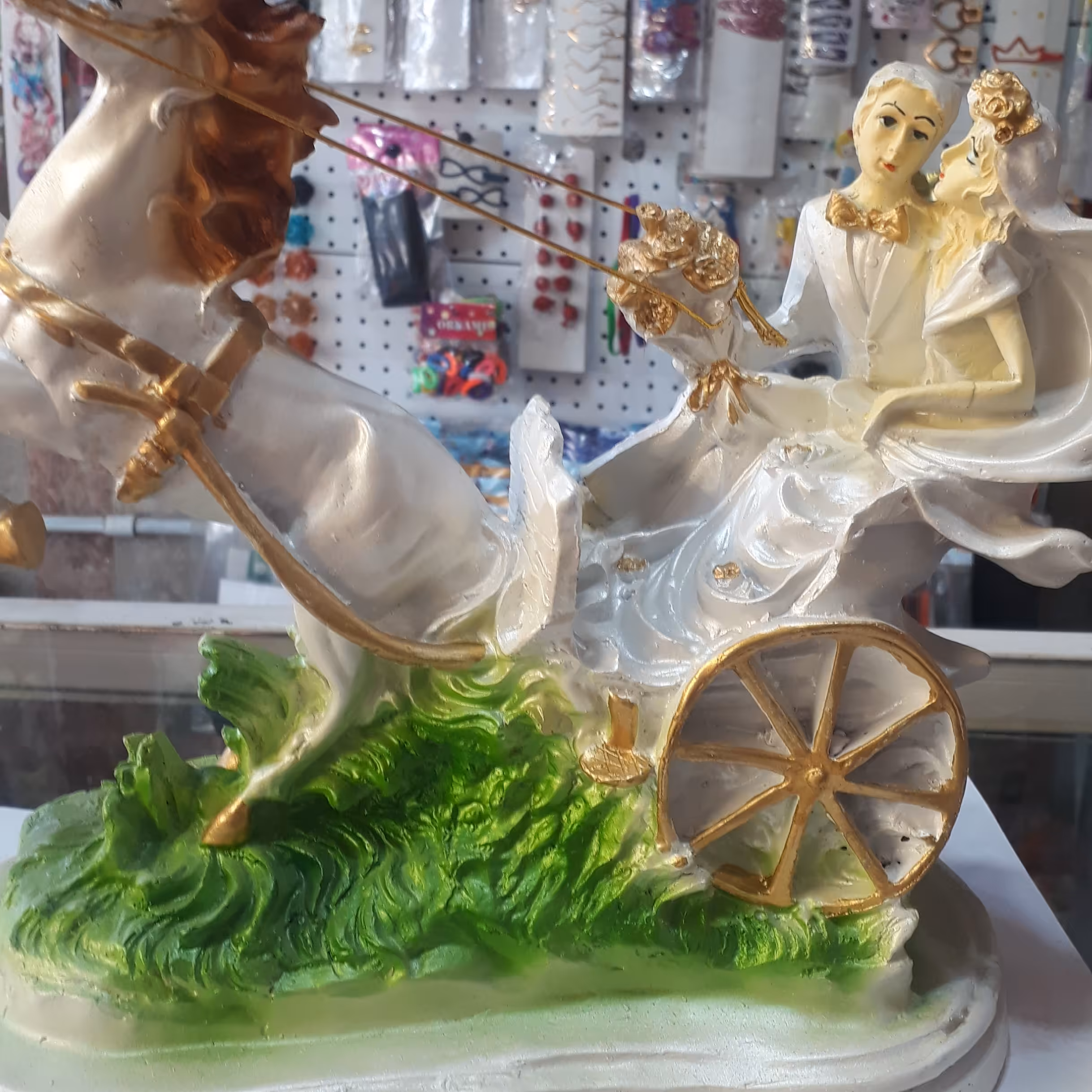 مجسمه پلیسترعروس دامادتاب سوارهفتسین شده