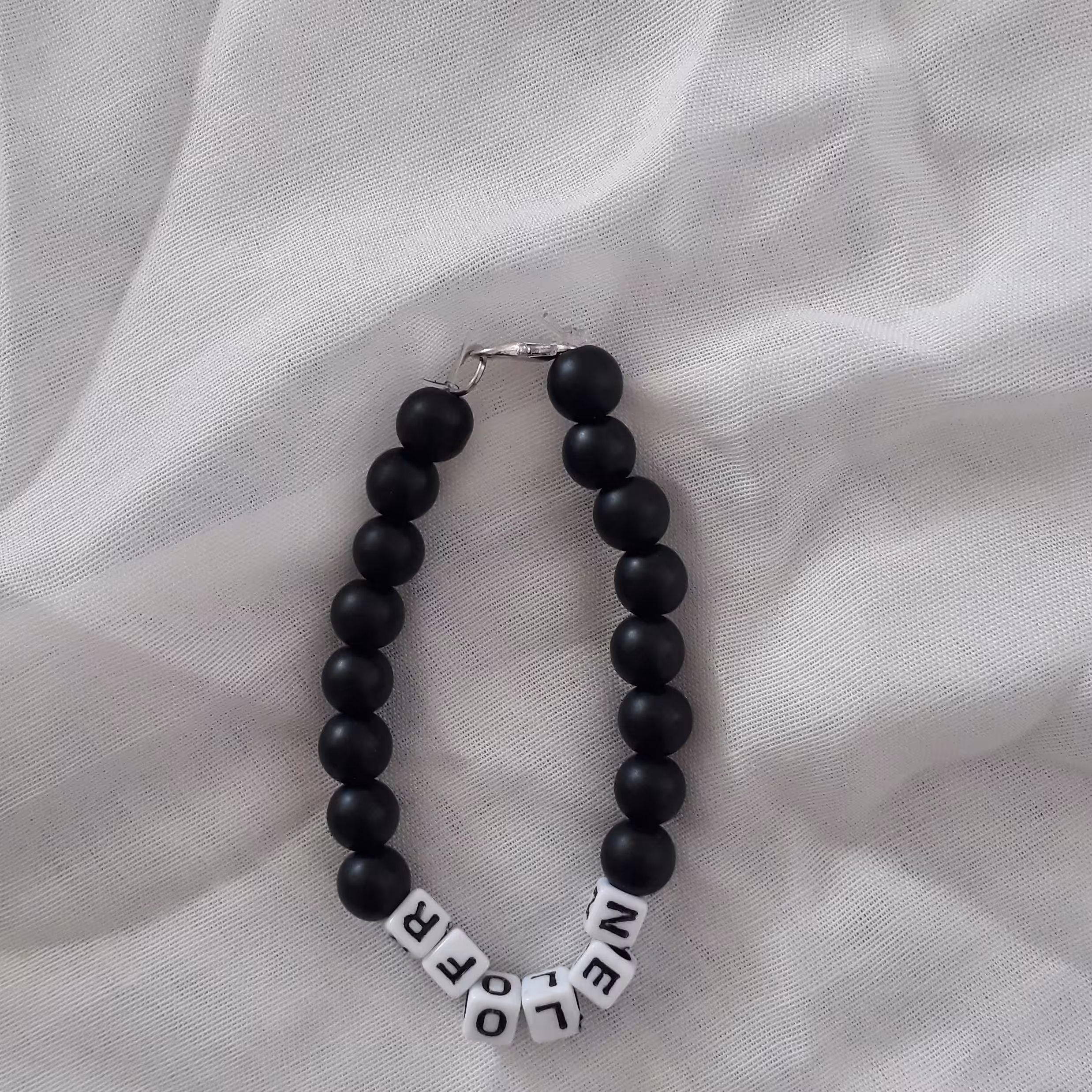 ساخت دستبند با طرح مهره چوبی پسرانه ومهره مشکی مات پسرانه مهره کریستال رنگی دخترانه طبق سلیقه شماها مشتریان عزیز  