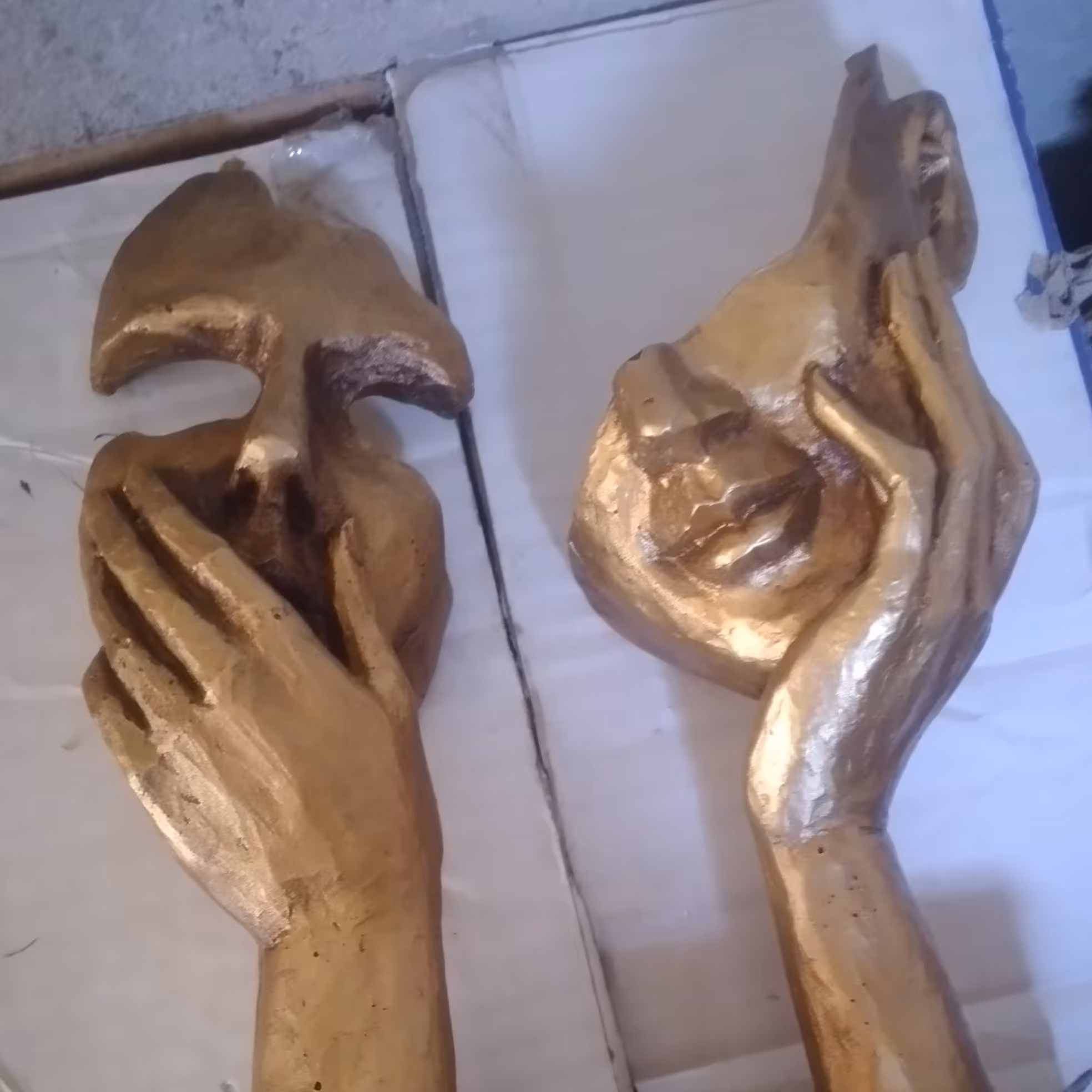 مجسمه رخ طرح کرو لال جنس پلی استر ارتفاع حدود 25 سانتی متر