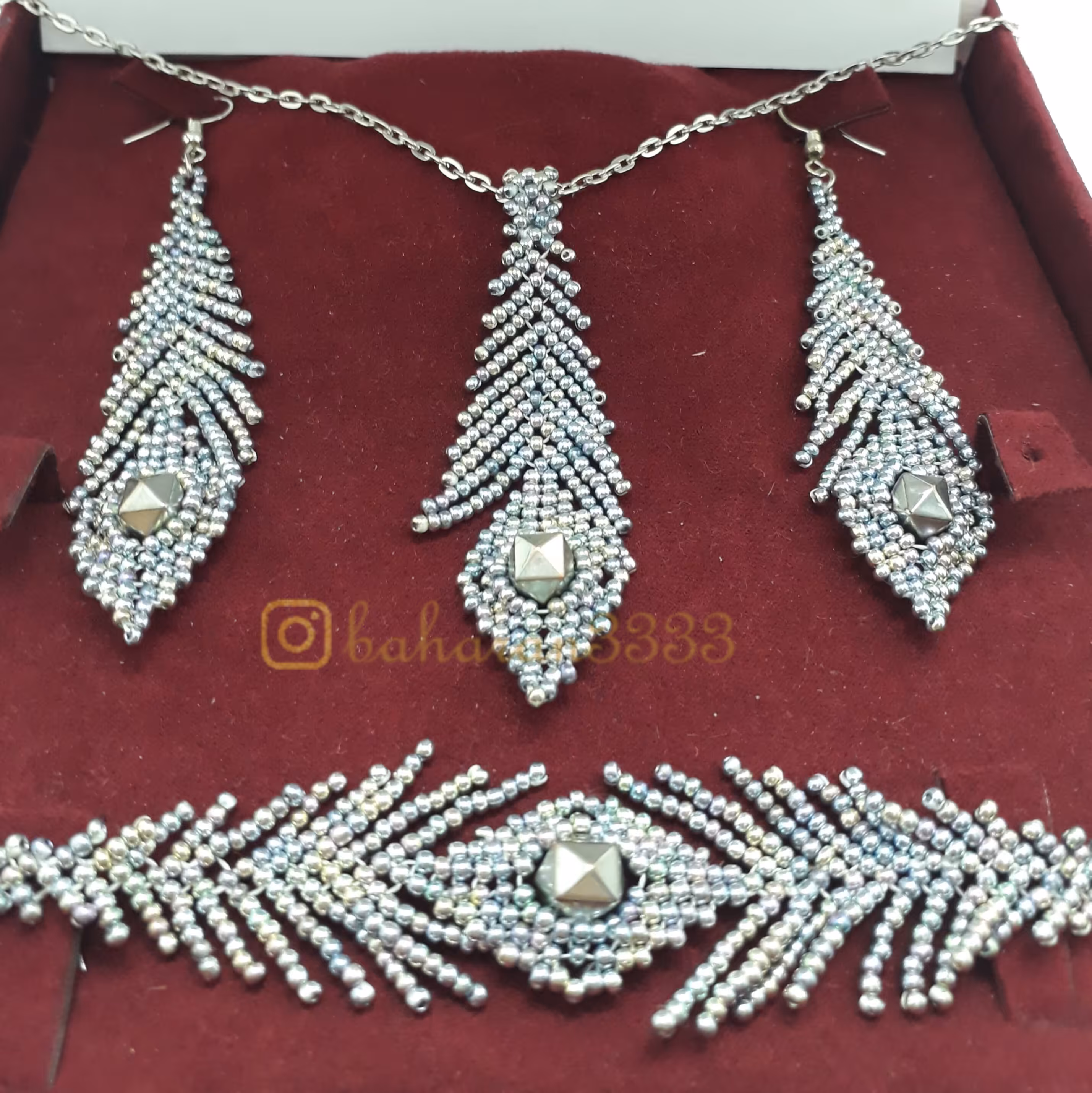 سرویس پر    نقره ای هفت رنگ     مهره بافی
زنجیر نقره ای 
کد  B1870034
