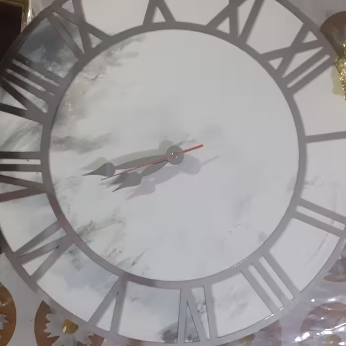 ساعت رزینی با موتور تایوانی(هزینه ارسال با مشتری عزیز است ،پسکرایه)