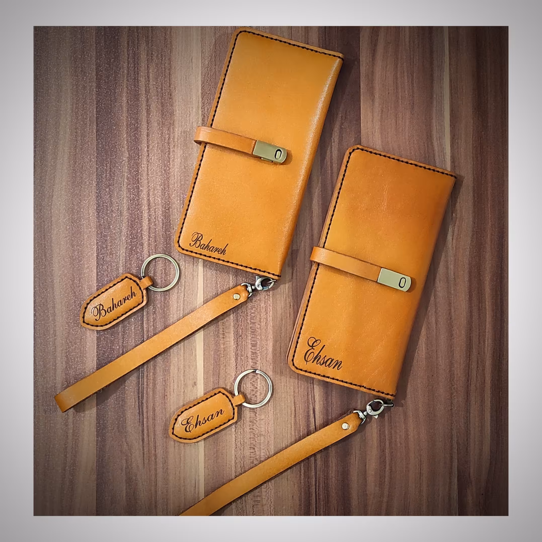 ست کیف چرم مردانه و زنانه دولت کتی به همراه سرکلیدی با چرم طبیعی به همراه حک اسم به دلخواه مشتری(سفارشی)