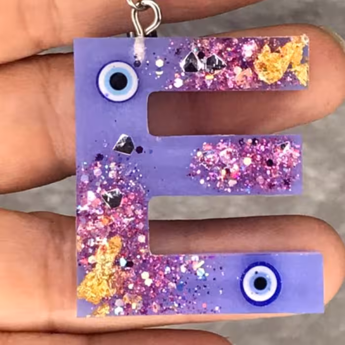 جاکلیدی رزینی لاتین حرف E رنگی با ورق طلا