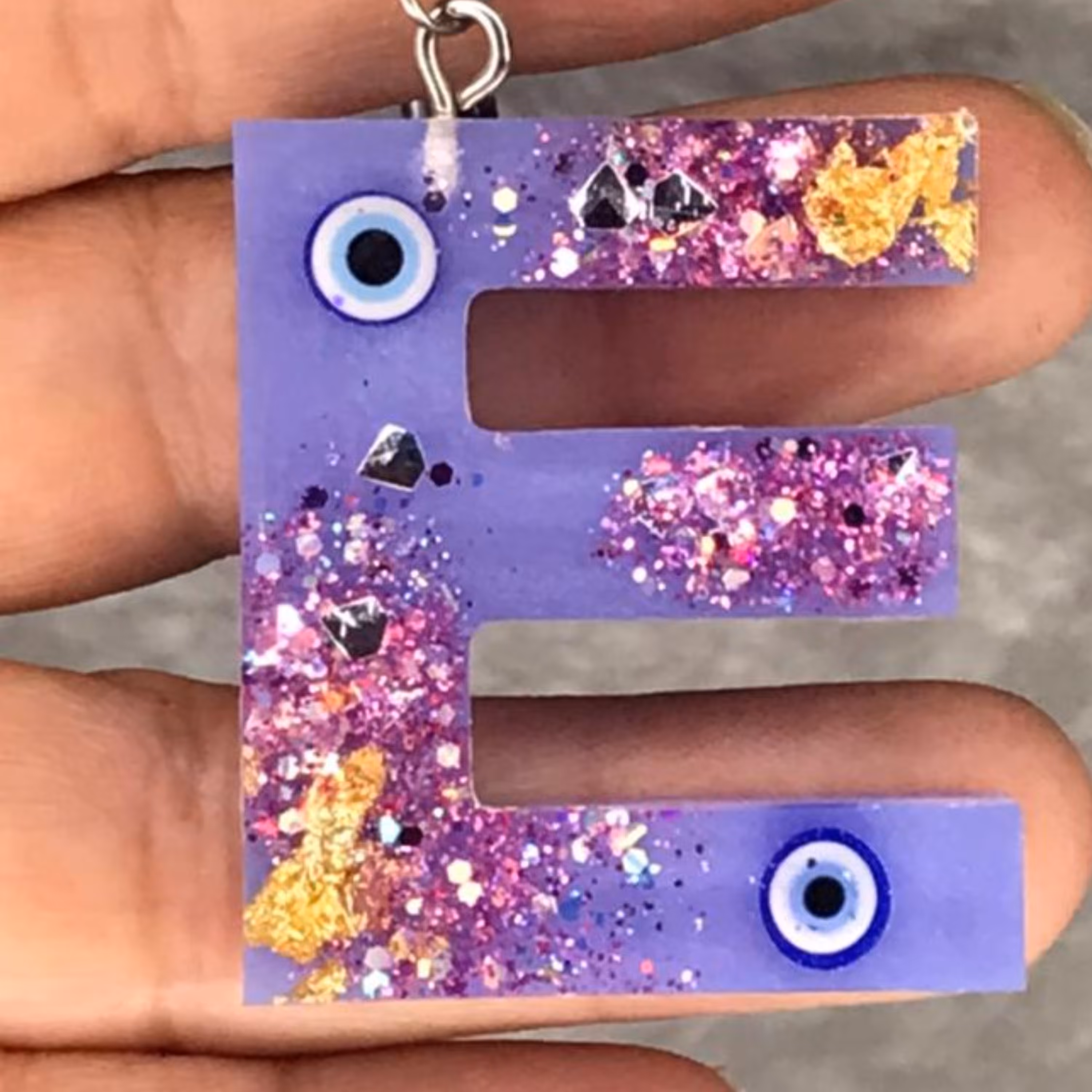 جاکلیدی رزینی لاتین حرف E رنگی با ورق طلا