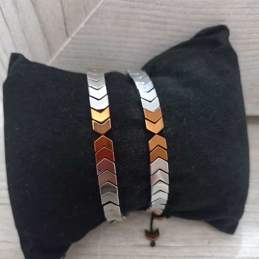 دستبند حدید فروش به صورت جفتی درانواع رنگ ها وطرح های مختلف به دست شما عزیزان میرسد.