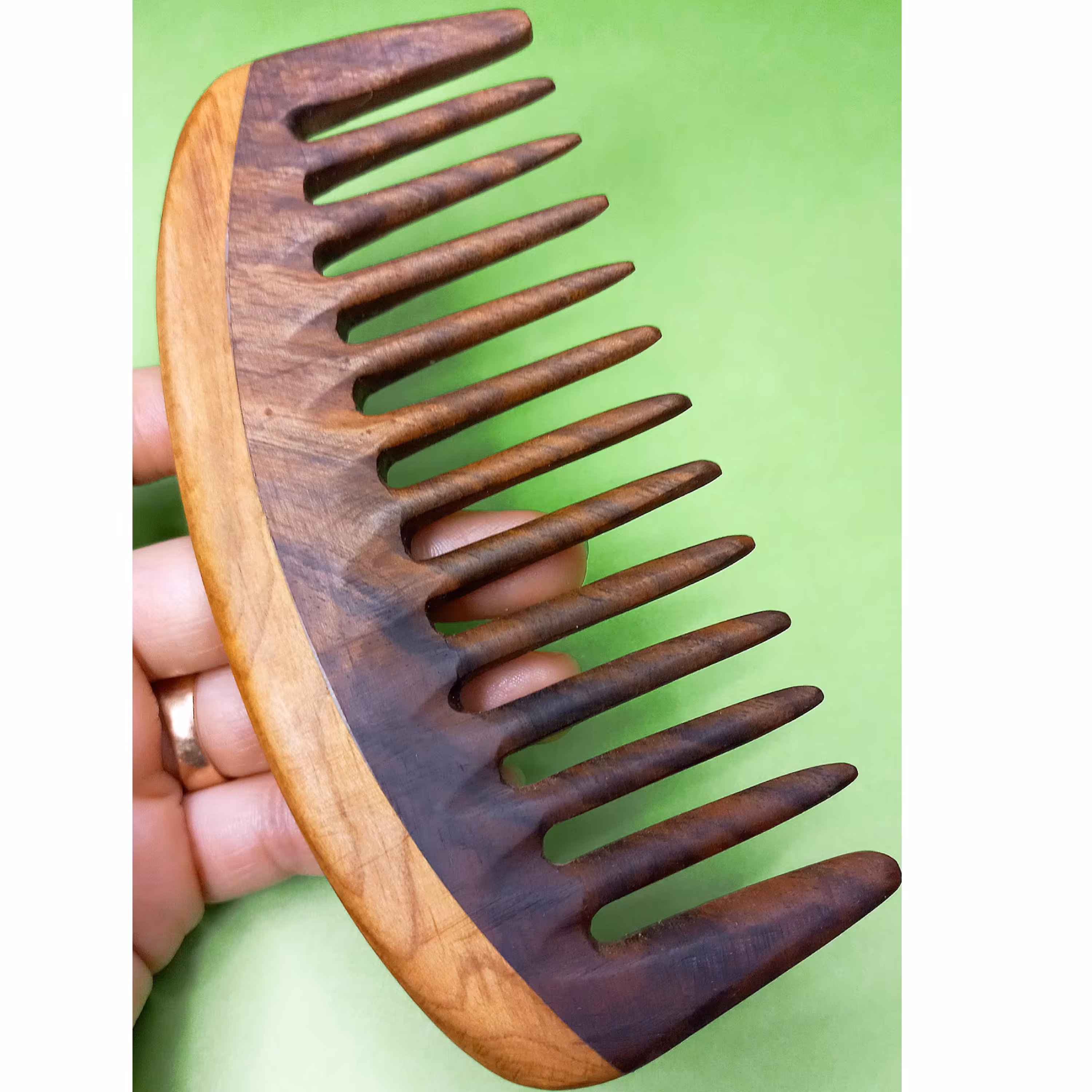 شانه چوبی دست ساز ساخته شده از چوب گردو و سنجد  برای موخوره تقویت پوست سر