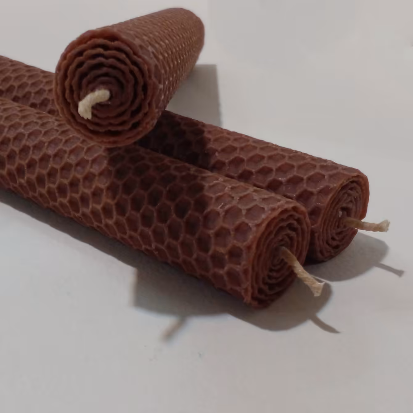 شمع بیزوکس قلمی دست ساز با موم زنبور عسل 100درصد طبیعی وزن 40 گرمی 18 سانتی متری با قطر دو و نیم سانتی