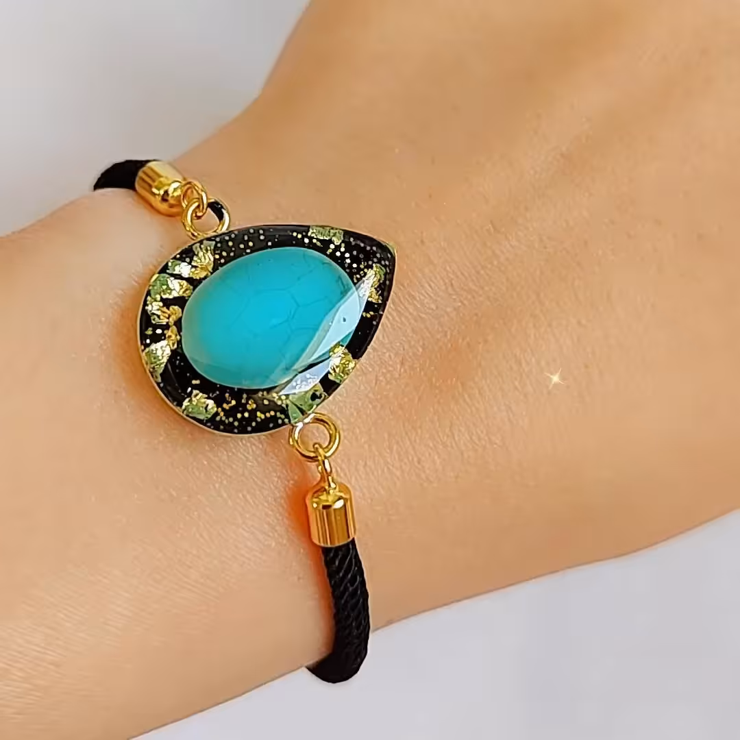 دستبند اشک مشکی رزینی  با سنگ فیروزه و بند قابل تنظیم آسانسوری