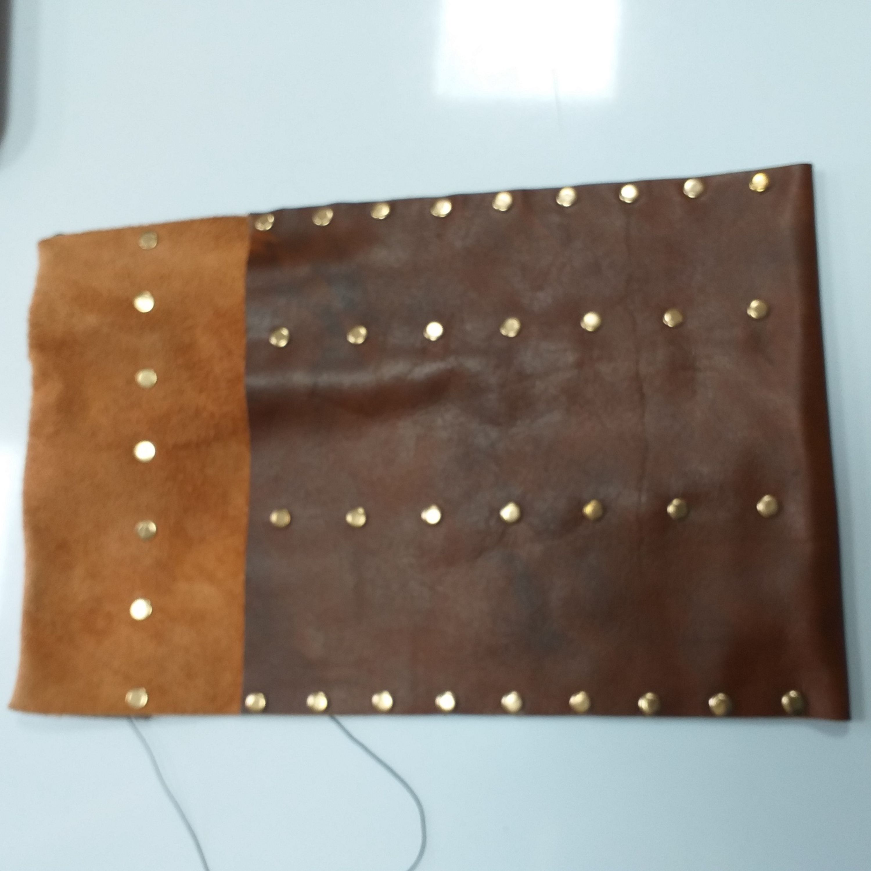 چاقو غلاف چرم چاقوی فولادی با چرم گاوی طبیعی اصل چرم تبریز سه خانه کمربند خور مخصوص قصاب ها و سلاخ های حرفه ای کمربندخو