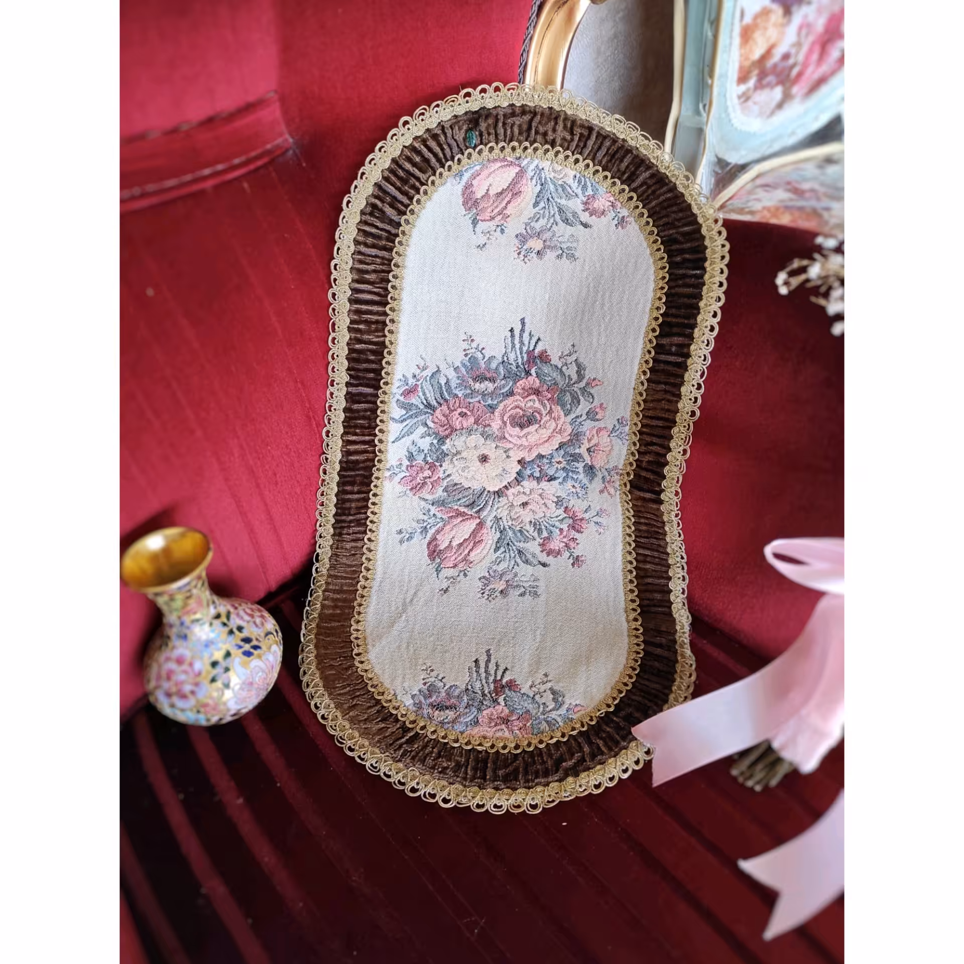 رومیزی بسیار زیبای کوبلن دور مخمل با دو ردیف یراق طلایی عالی