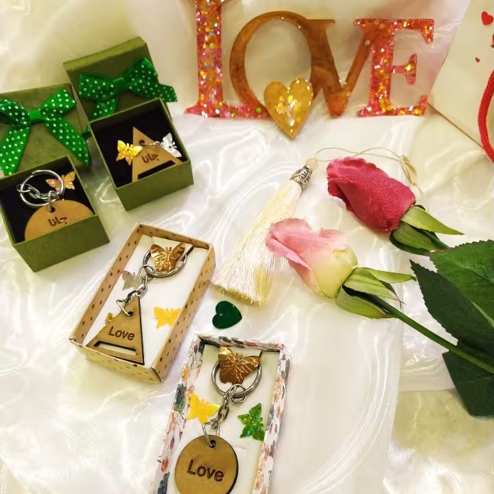 پک کادویی لاو  (LOVE) و جا سوییچی 
همراه جعبه 
