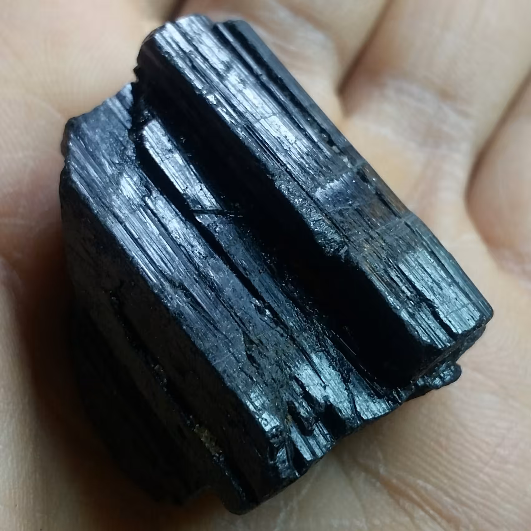 سنگ راف تورمالین شرول غولپیکر وارداتی ارزشمند شااهکار خلقت 100درصد طبیعی
خااص تک