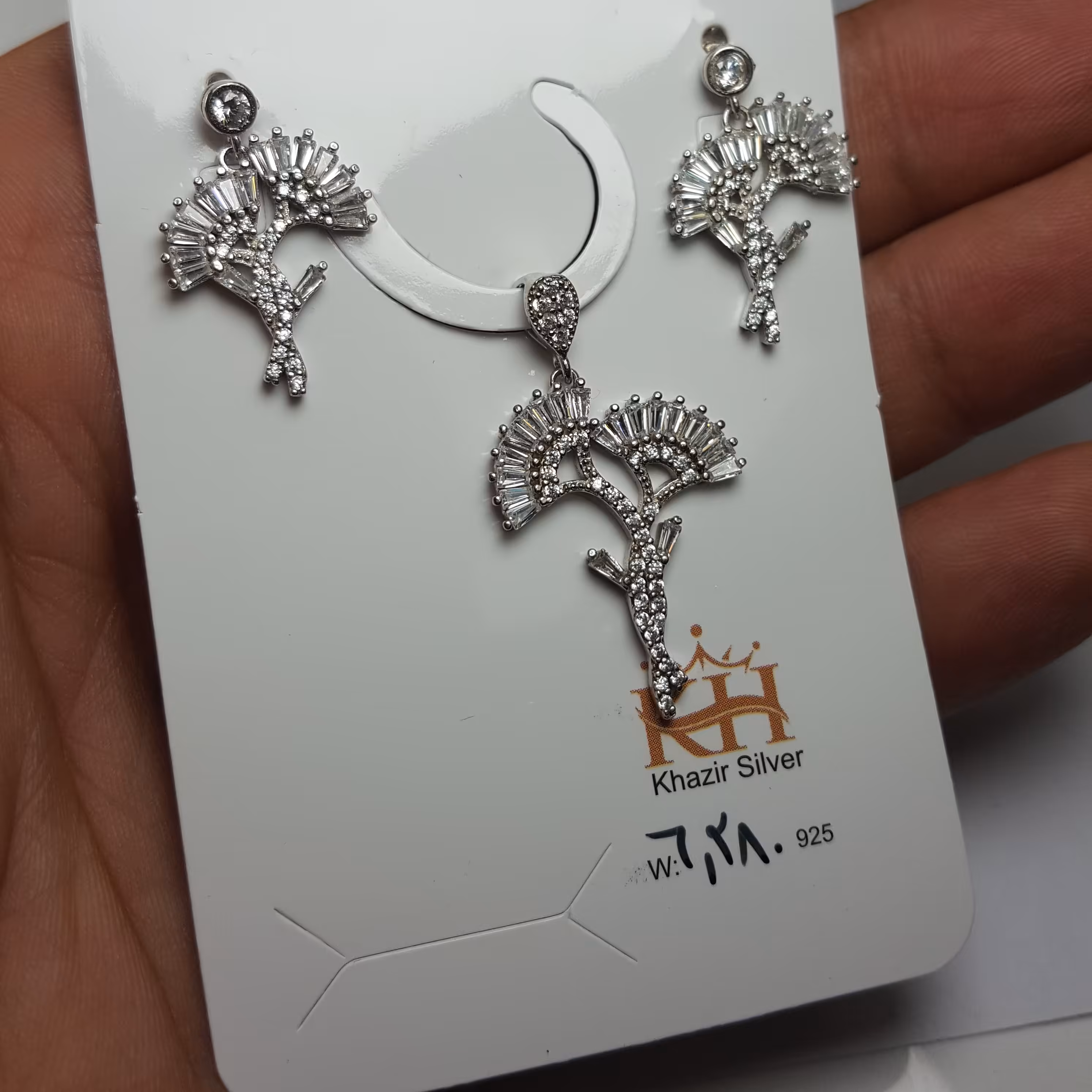 نیم ست نقره ابکار رادیوم درجه یک 
نگین اتمی درجه یک عیار 925 
وزن 6.28 
قیمت 816