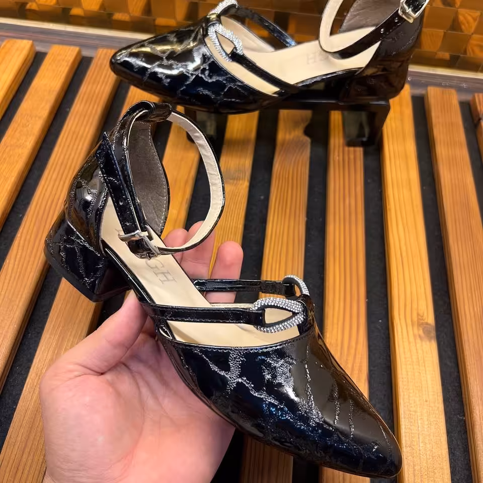 کفش مجلسی 
کد 759 
قالب استاندارد 
مدل جدید 
کیفیت عالی
پاشنه 5 سانت
Size 36 ta 40