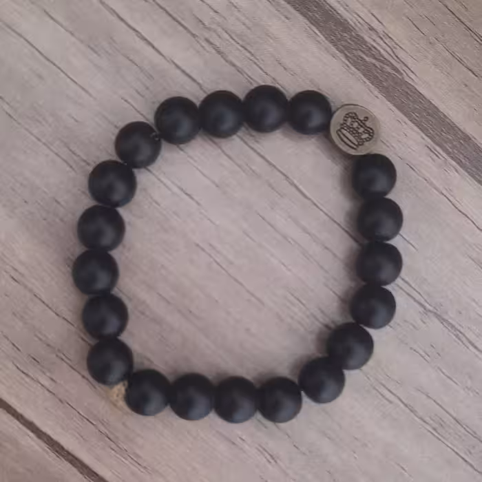 دستبند اسپرت مردانه و زنانه با آرم تاج و مهره های اونیکس مشکی 