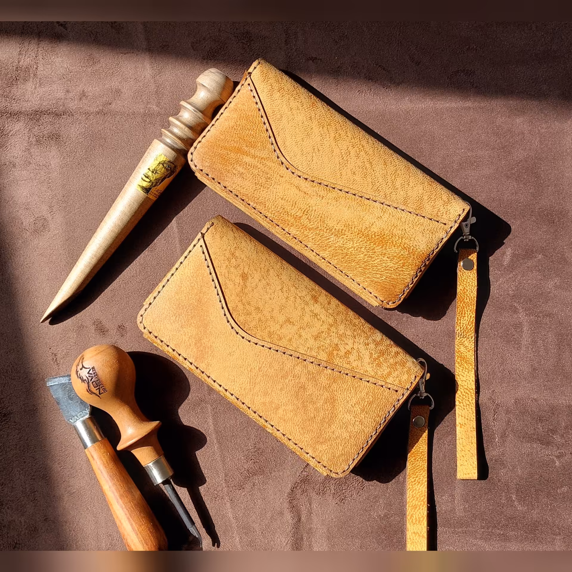 کیف پول با چرم طبیعی بزی طرح هورس و دستدوز