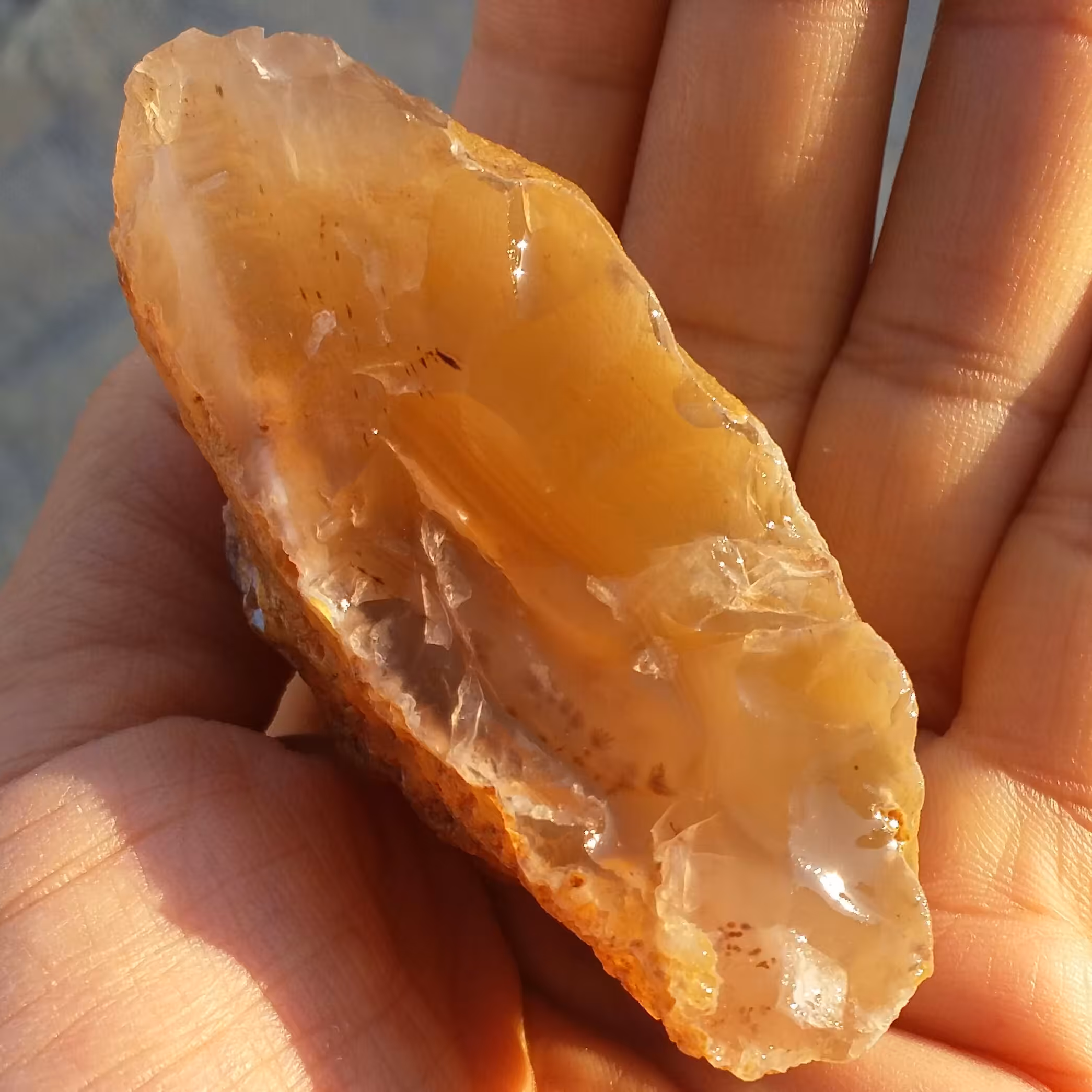 سنگ راف عقیق عسلی قاصدک دار  محشر شاهکار خلقت دیدنی کاملا طبیعی خارق العاده با قابلیت ساخت چند نگین قیمتی
کد 7825