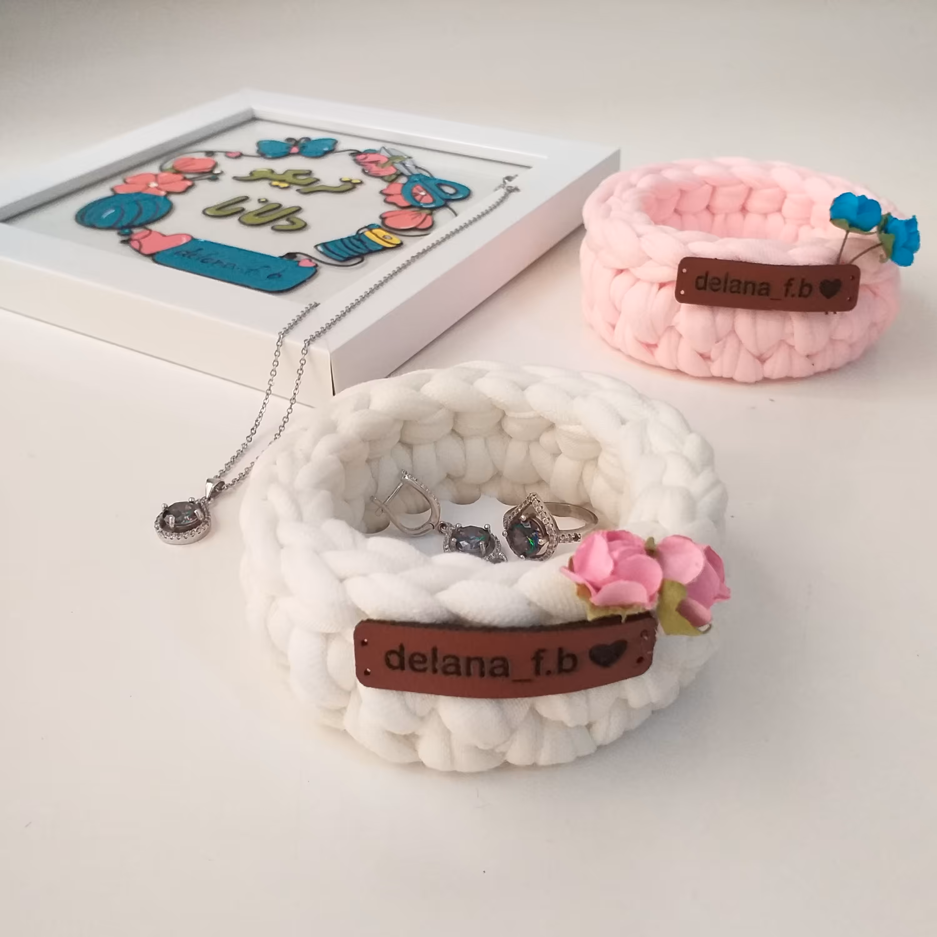 لطفا ورق بزنید..
باکس مینیاتوری و کاربردی 💍🎀
این باکس های کوچولو و کیوت برای نظم دهی لوازم ریز 
مثل انگشتر💍دستبند و گ