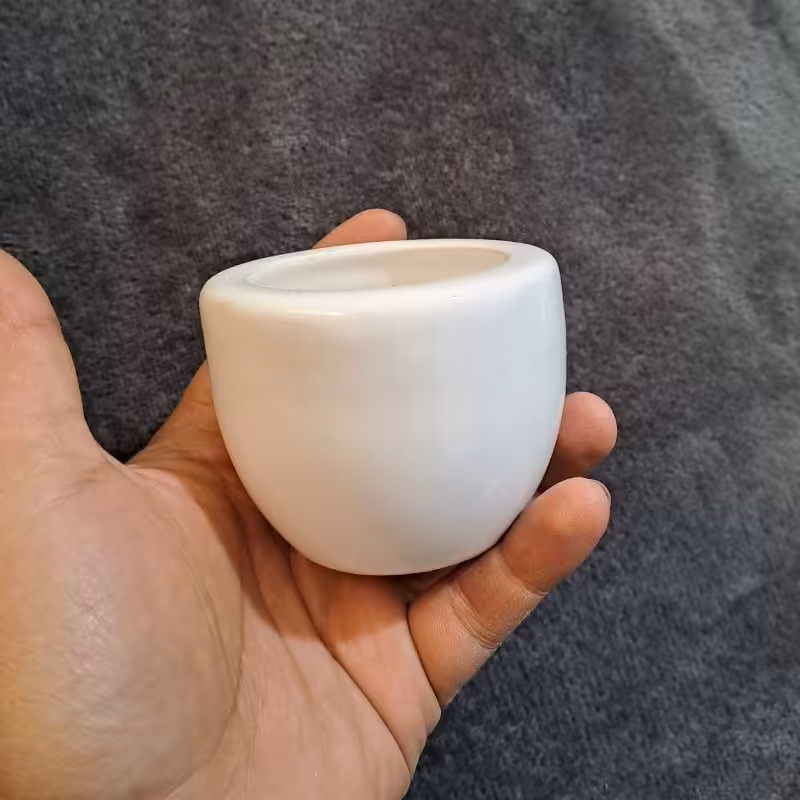 گلدان ساده سفید. سرامیکی. سایز کوچک.مناسب برای گل و گیاهان آپارتمانی 