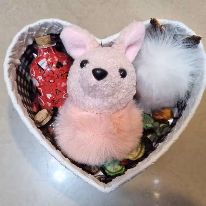 باکس قلبی(دسته کلید خرگوشی . پاپ سوکت پشمالو.  کپسول عشق و اسمارتیز