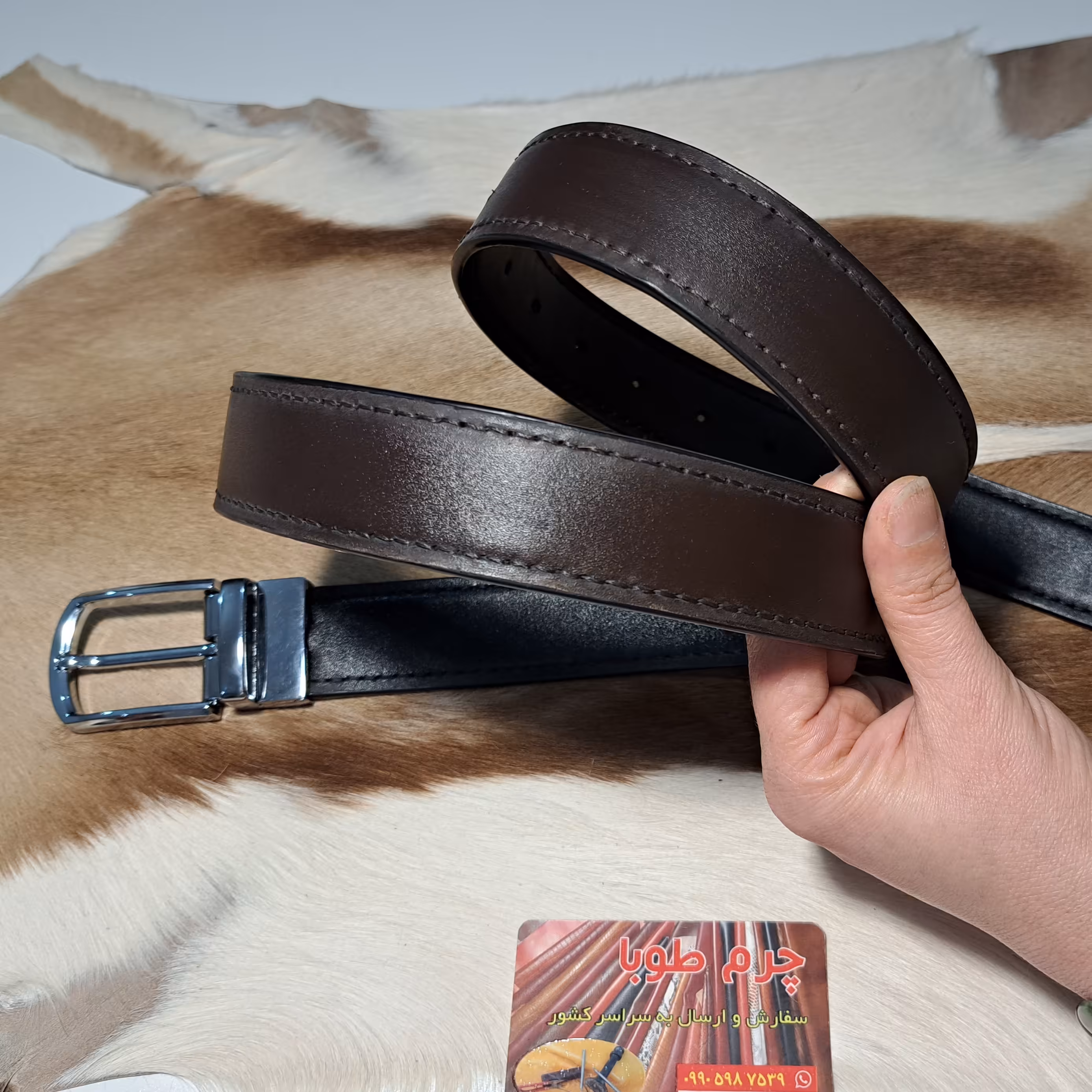 کمربند دو طرفه با سگگ چرخشی  قابلیت استفاد از دو طرف کمر بندچرم طبیعی گاوی دستدوزی شده  3ونیم در 120