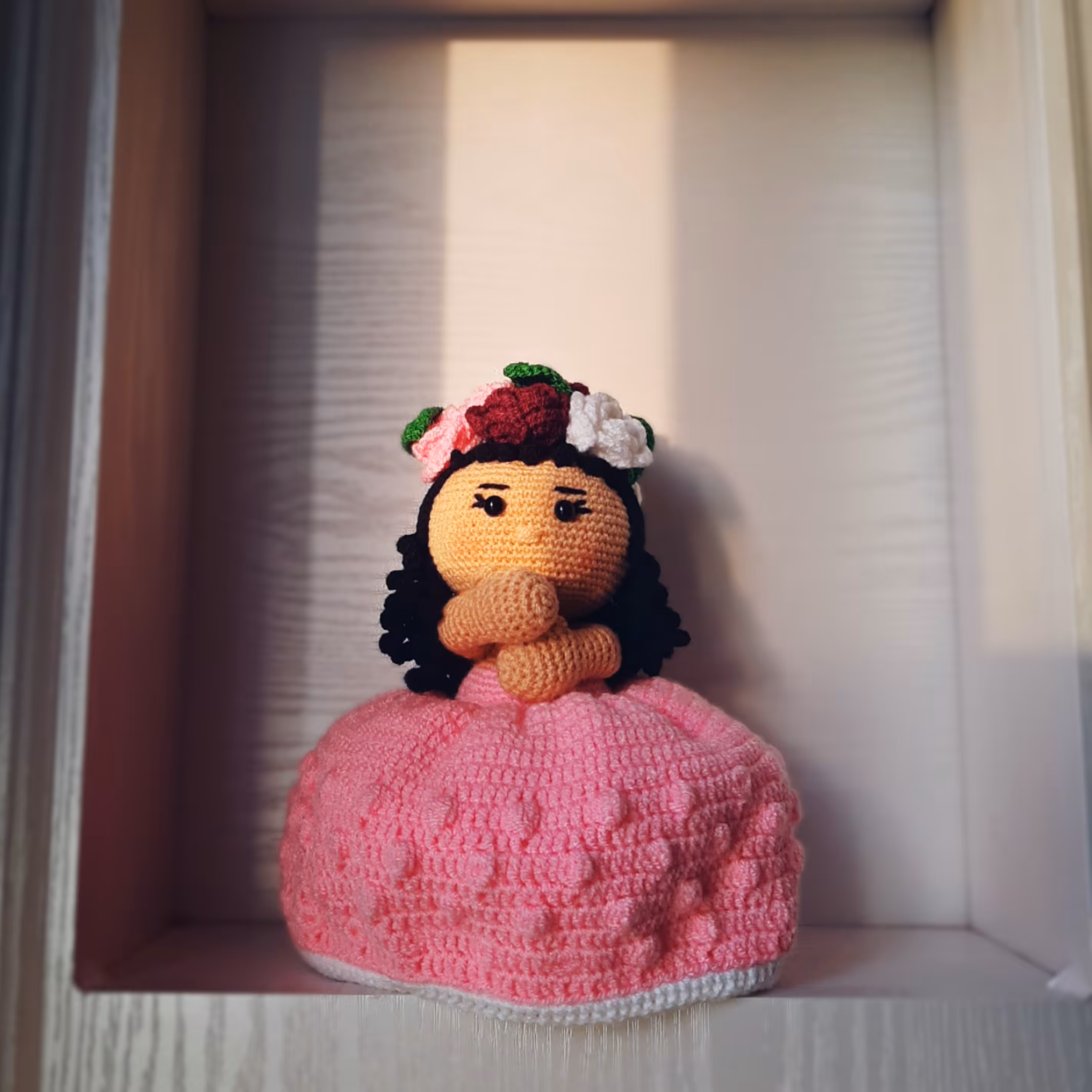 عروسک بافتنی دختر دسته گل(عروسک دست بافت دختردورو)(عروسک بافتنی دختر)(عروسک دختر)