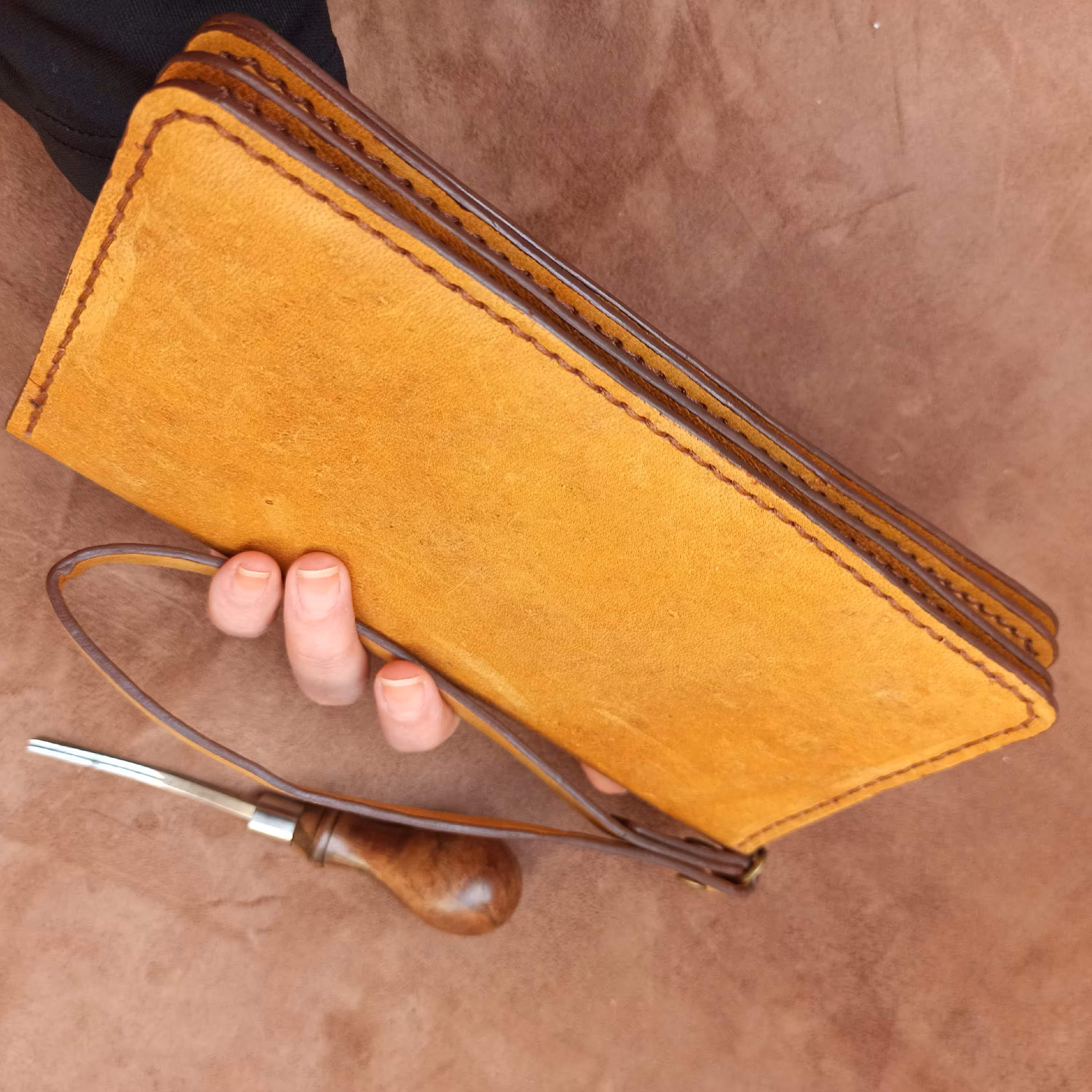 کیف مدارک زنانه با چرم شتری خردلی رنگ کیفیت عالی سبک و جادار دارای بندینک