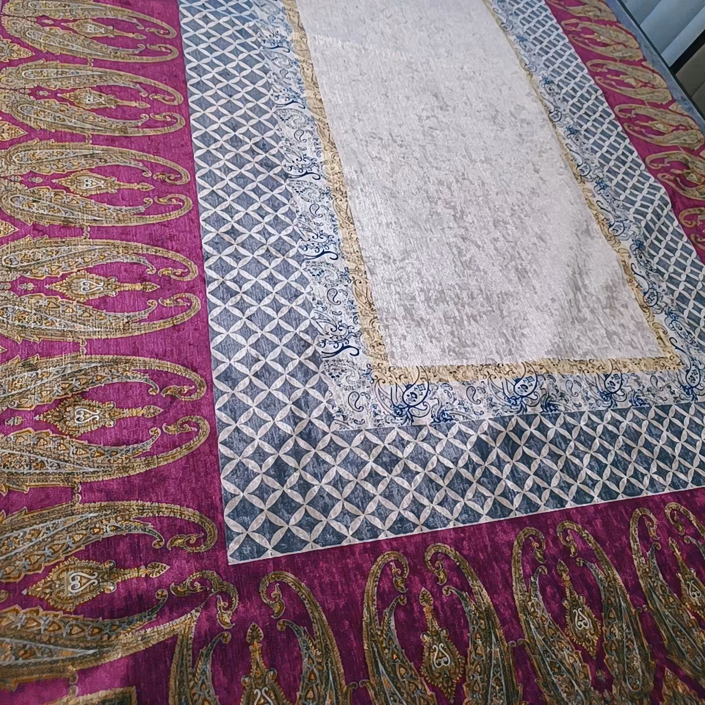 رومیزی سایز یک در یک و نیم مناسب میز چهار نفره یا میز وسط مبلمان جنس مخمل اعلا 