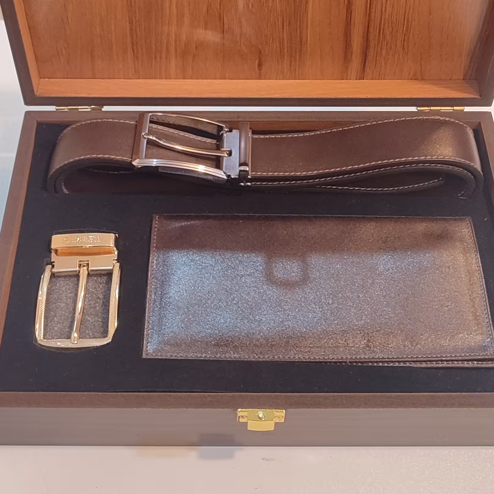 ست چرم طبیعی با جعبه چوبی شامل کیف وکمربند وسگک اضافی برند نیلای