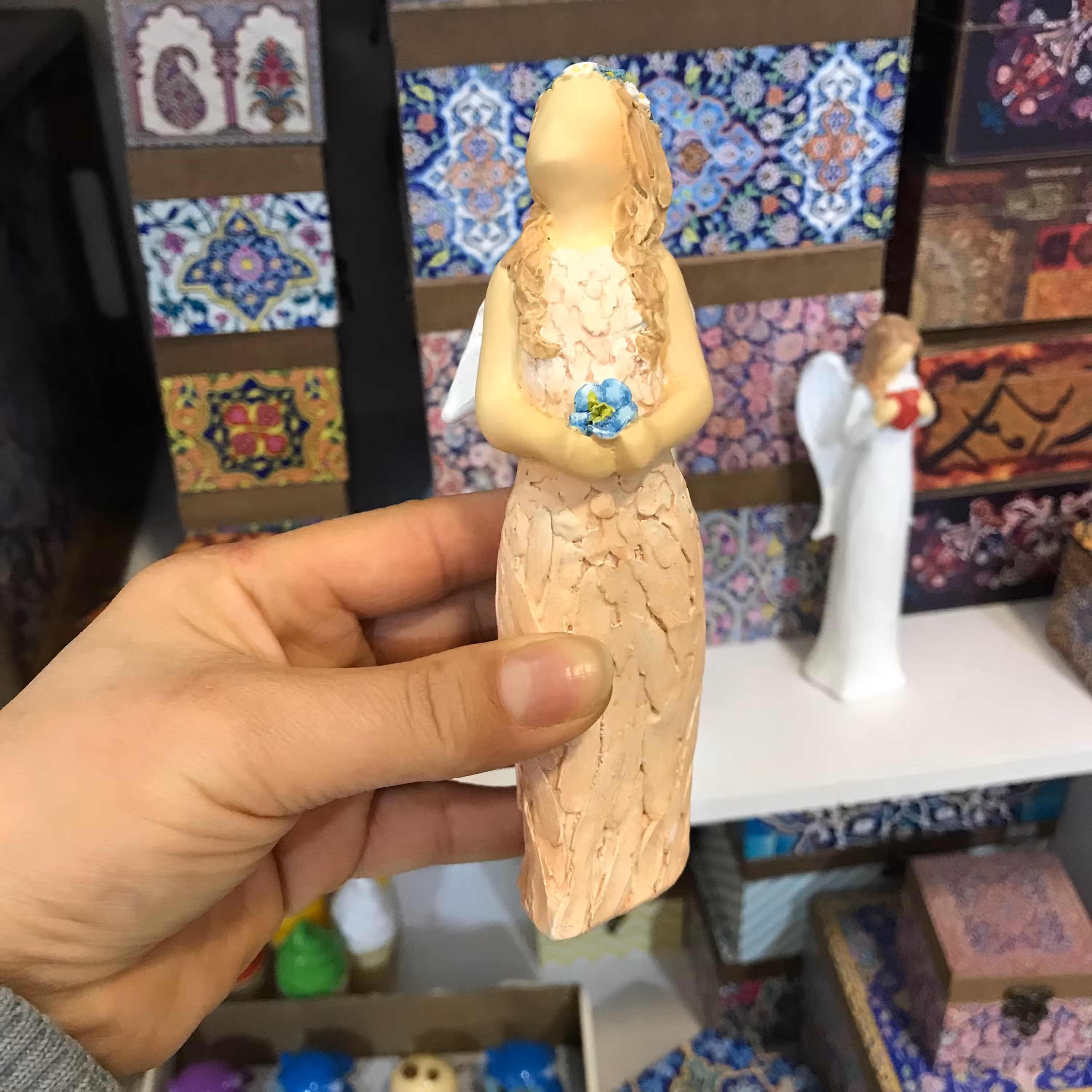 مجسمه فرشته گل بدست