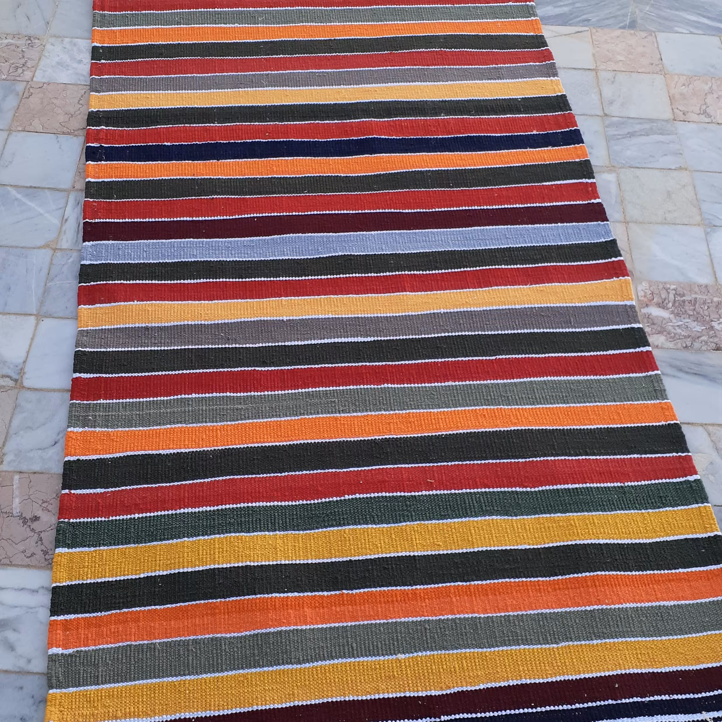 فرش دستبافت سنتی. در ابعاد مختلف 