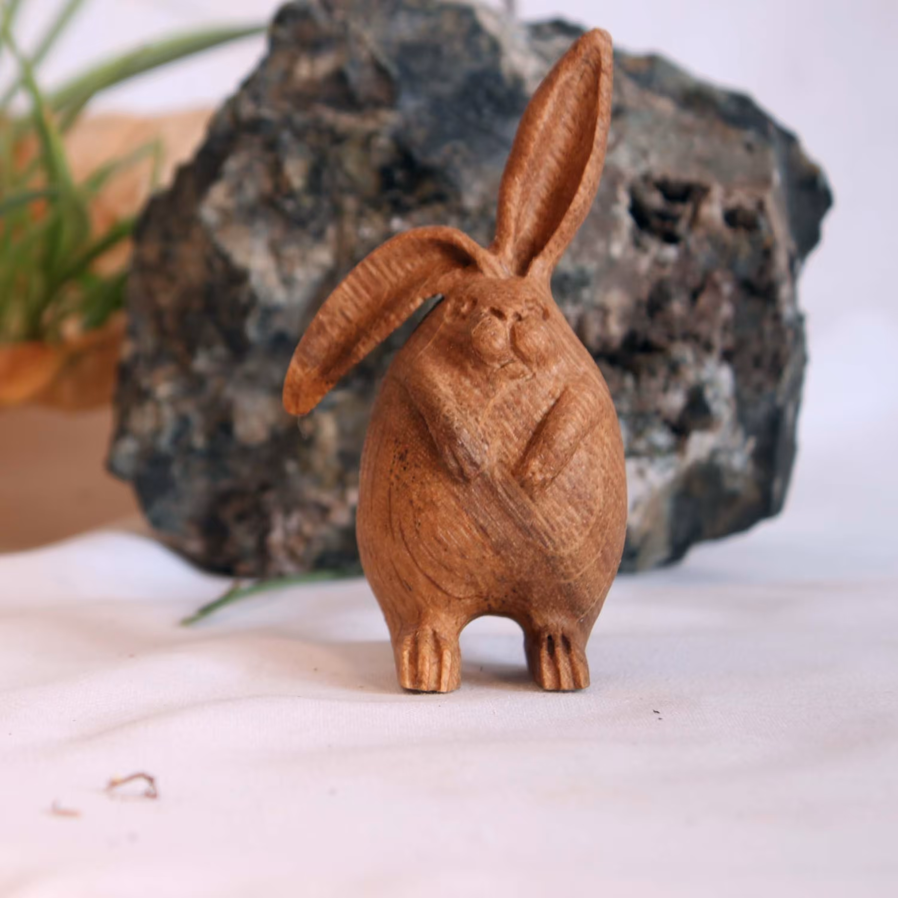 دکوری دست ساز طرح خرگوش تنبل از جنس بلوط			