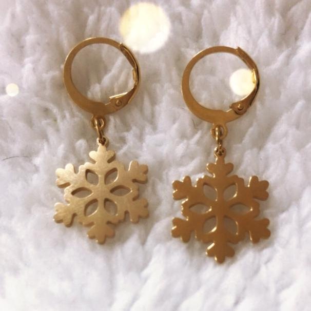 گوشواره طرح برف با قفل حلقه ای و رنگ ثابت با جنس تمام استیل