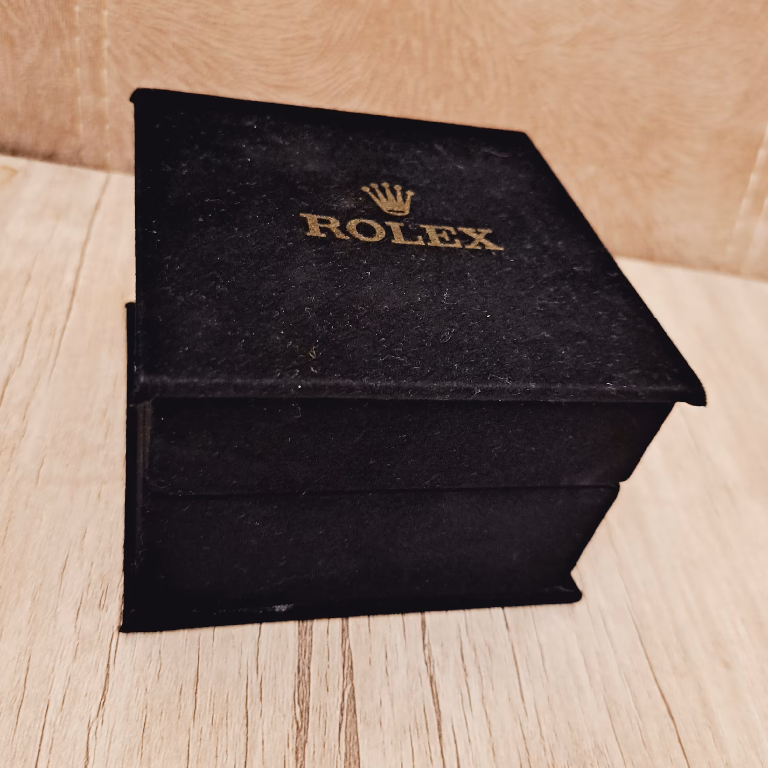 باکس ساعت مخمل کار شیک و خاص مناسب هدیه  بدون برند