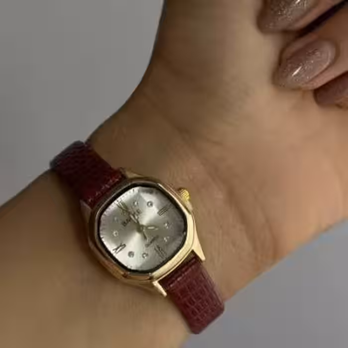 ساعت قرمزمربع‌ظریف