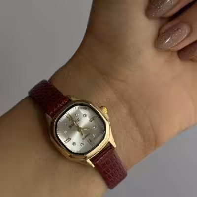 ساعت قرمزمربع‌ظریف