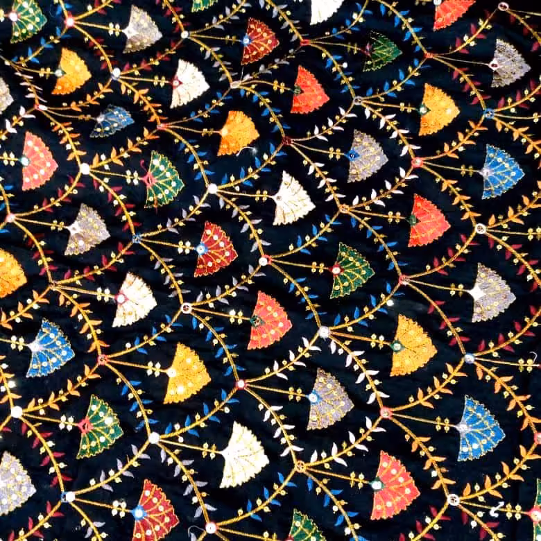 پارچه سوزندوزی گلدار پر کار