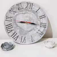 ساعت دیواری سنگی با اعداد یونانی