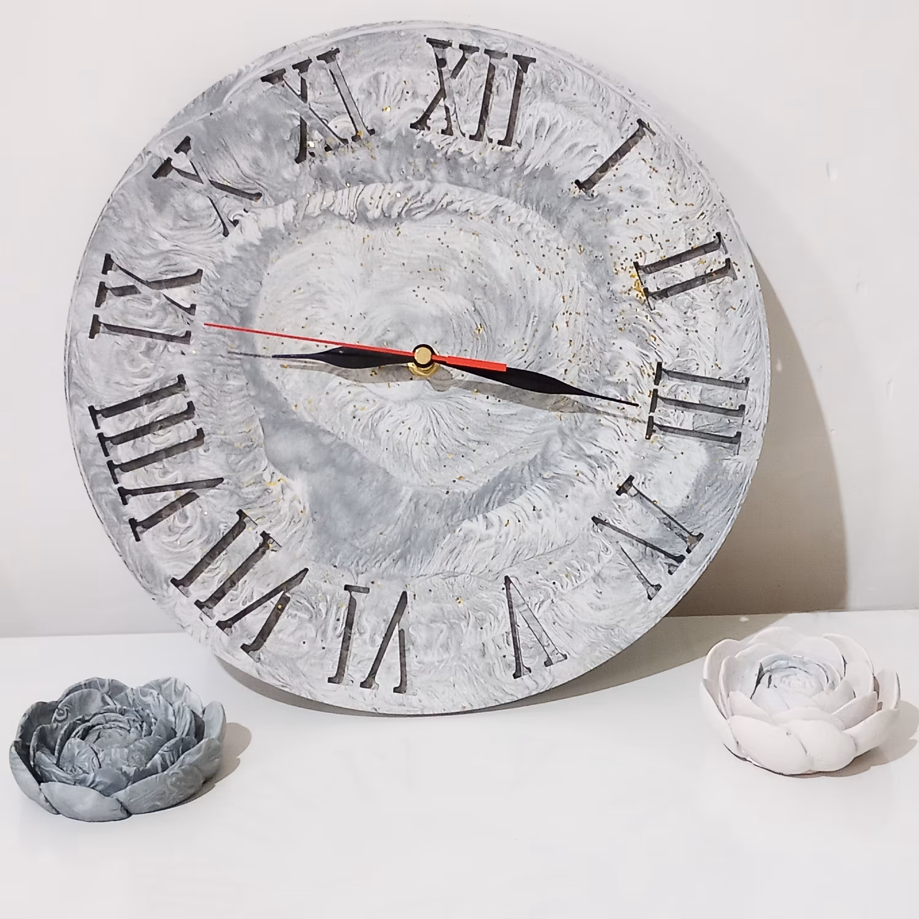 ساعت دیواری سنگی با اعداد یونانی