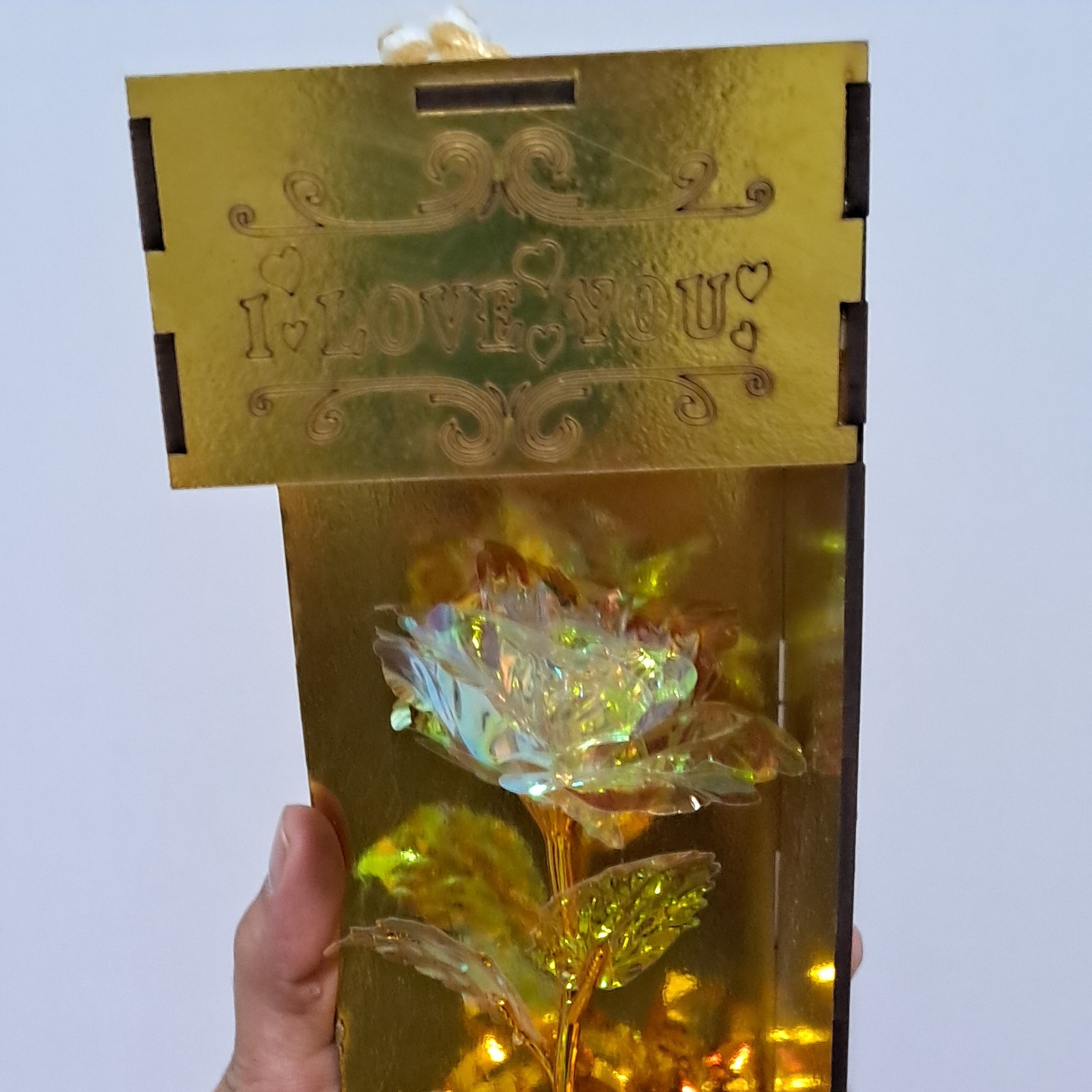 گل رز رنگین کمانی با باکس چوبی نوشته دار