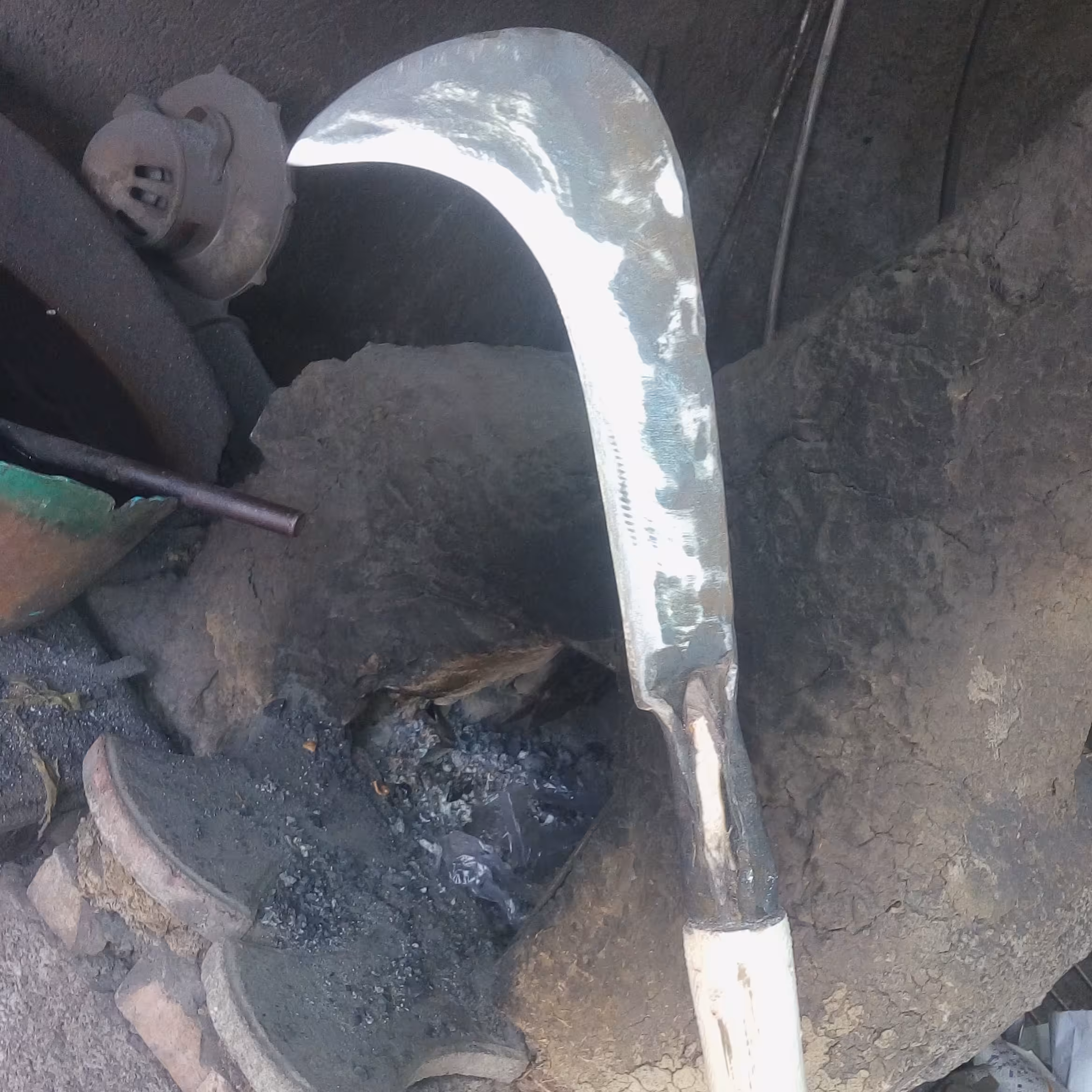 داس اصل گیلانی بسیار مقاوم و برنده جهت استفاد در باغ و جنگل 