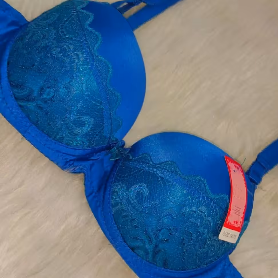 سوتین اسفنجی جک دار  فقط هم رنگ آبی داره