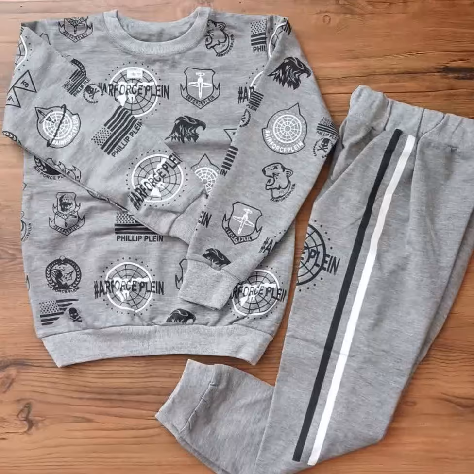 بلوز شلوار پسرانه نخی بلوز شلوار دورس لباس بچه گانه ست بلوز  شلوار  در دورنگ طوسی کم رنگ و پر رنگ در دو سایز 50 و 55