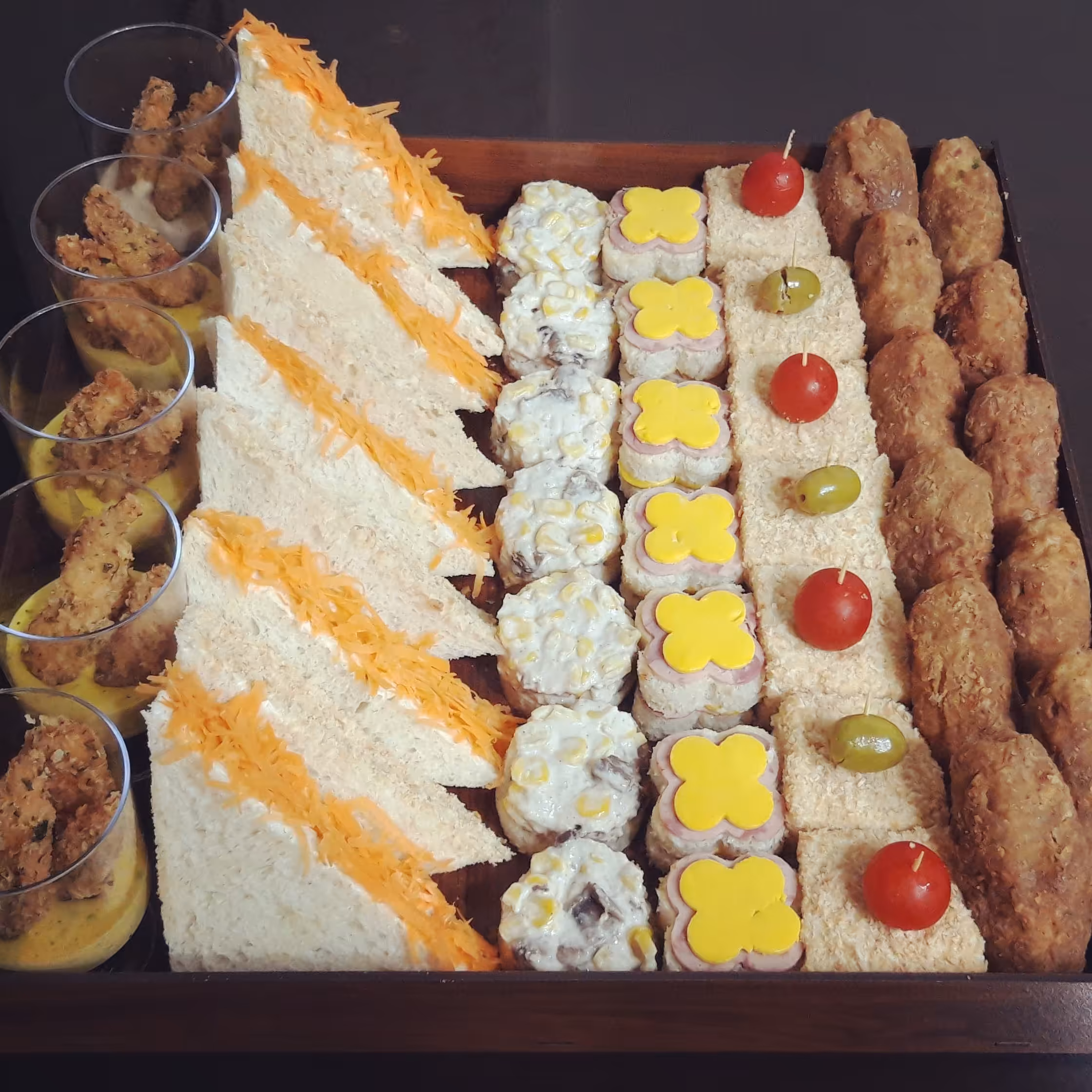 سینی فینگرفود مربعی 35در35 مخصوص مهمانی.شامل 4الی8ردیف فینگرفود دلخواه مطابق منو