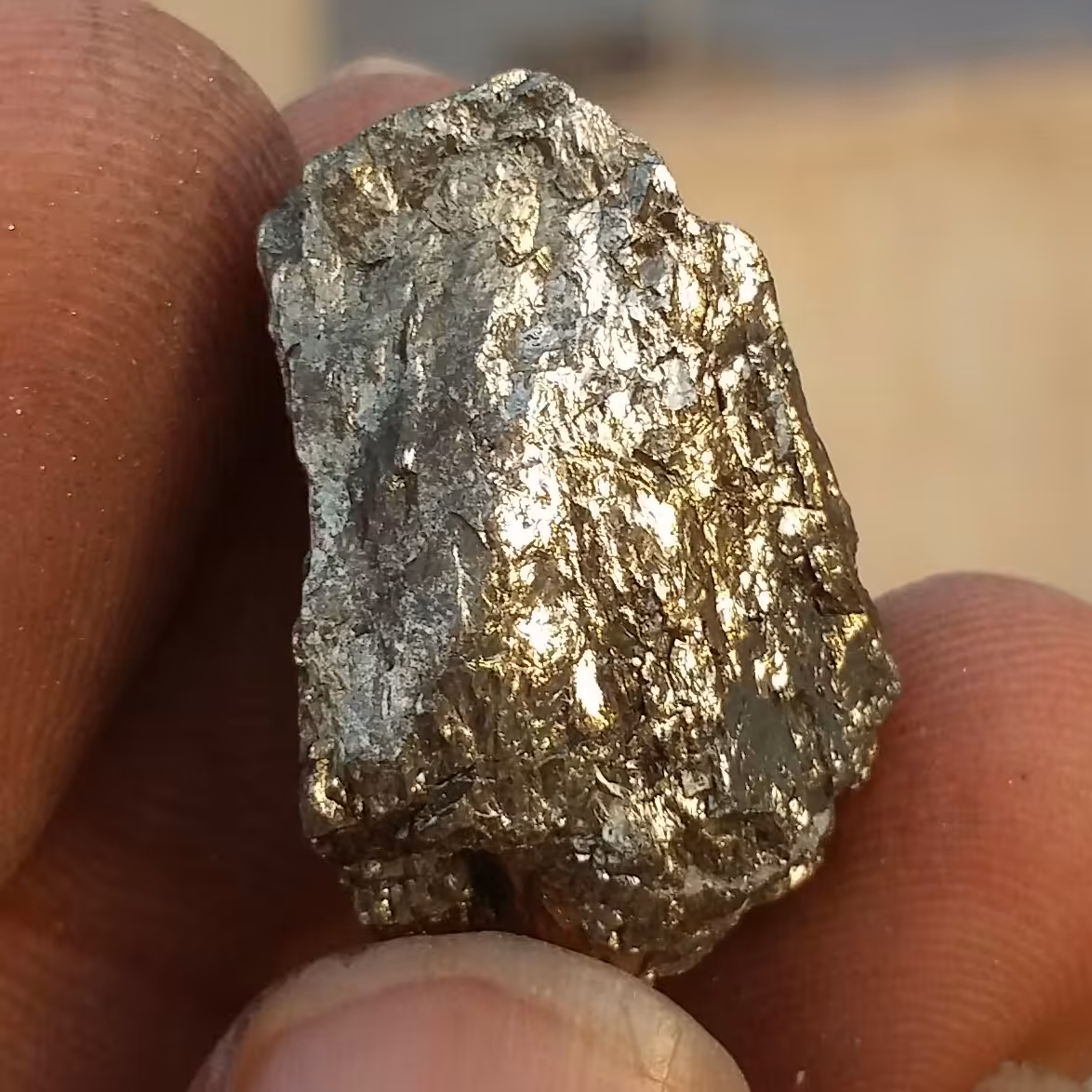 نمونه فوق کلکسیونی حبه سنگ راف  پیریت طلایی ملقب به سنگ طلا 100 در 100 طبیعی شاهکار خلقت
کد 9379